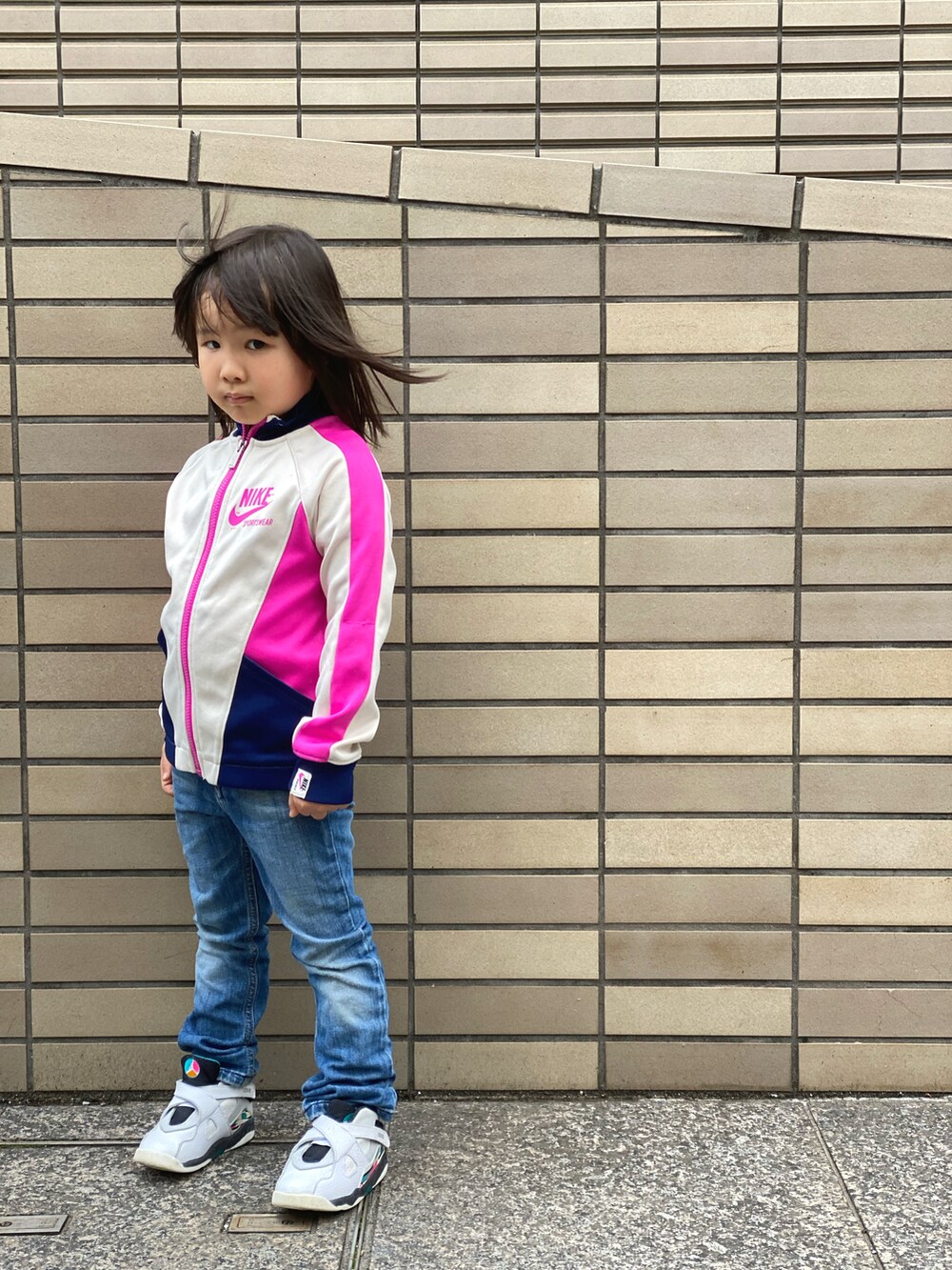 その他のジャージ、ブルー系のデニムパンツ、ホワイト系のスニーカーを着用したキッズの春コーディネートの2枚目の写真