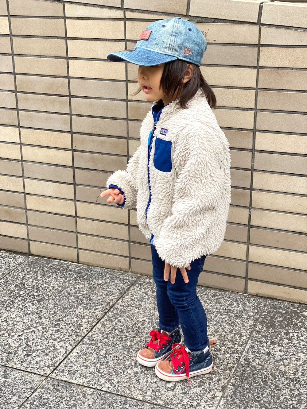 「WEARハロウィン2022、キッズファッション、デニム、パタゴニア、レトロX、パタゴニアレトロX、フリース、ニューエラ、バンズ、キャップ、ジャケットスタイル、ビッグシルエット、モコモコアウター」｜「NEW ERAのニューエラ キッズ キャップ 9TWENTY WASHED DENIM ウォッシュドデニム ウォッシュ加工 NEW ERA YOUTH（キャップ、ブルー系）」を使った、Rin&Rayさん（キッズ・100cm）の秋コーディネートの2枚目の写真