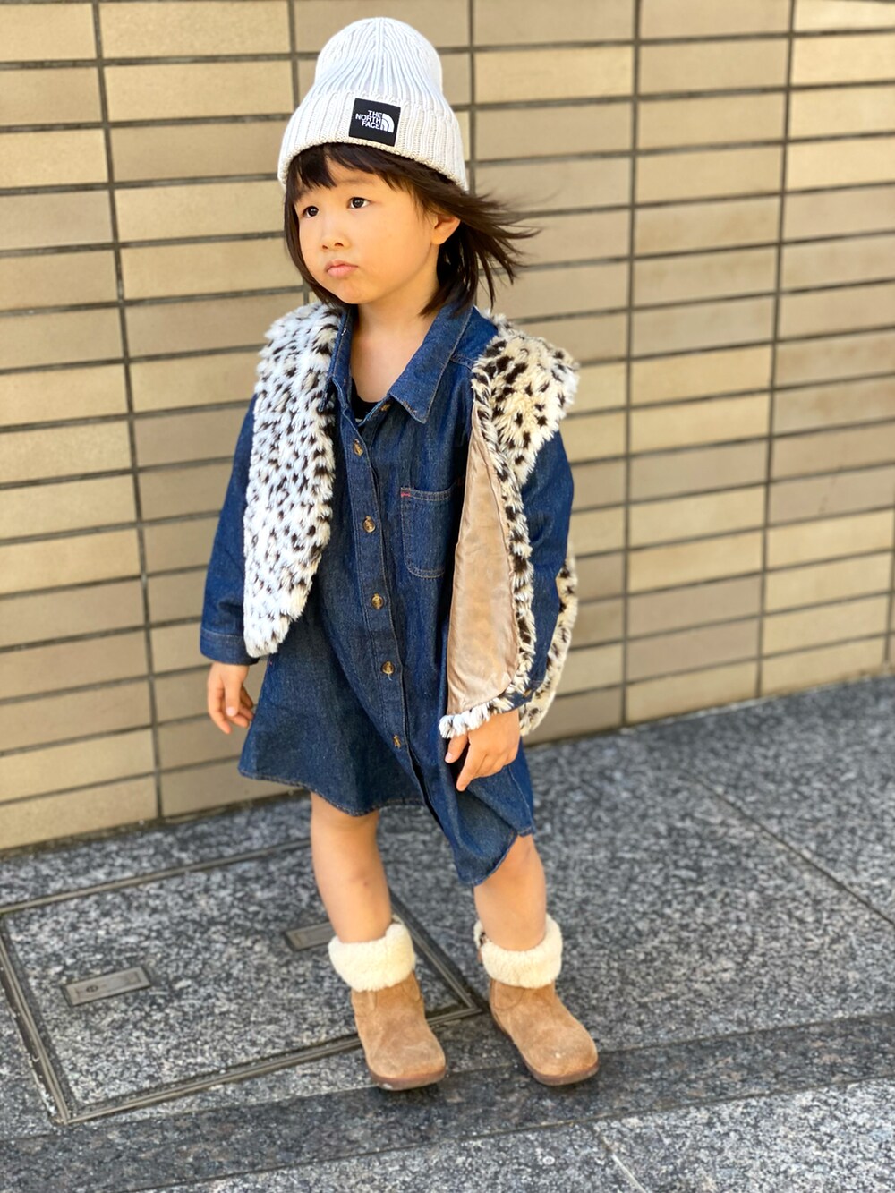 「ひょう柄、ベスト、デニムワンピース、THE NORTH FACE、キャップ、UGG、ブーツ、秋コーデ」｜「THE NORTH FACEのTHE NORTH FACE/ザ・ノース・フェイス/KIDS' CAPPUCHO LID/キッズ カプッチョリッド/HEADWEAR/ﾍｯﾄﾞｳｪｱ/NNJ41710/KIDS' CAPPUCHO LID（ニットキャップ/ビーニー、ベージュ系）」を使った、Rin&Rayさん（キッズ・100cm）の秋コーディネートの3枚目の写真