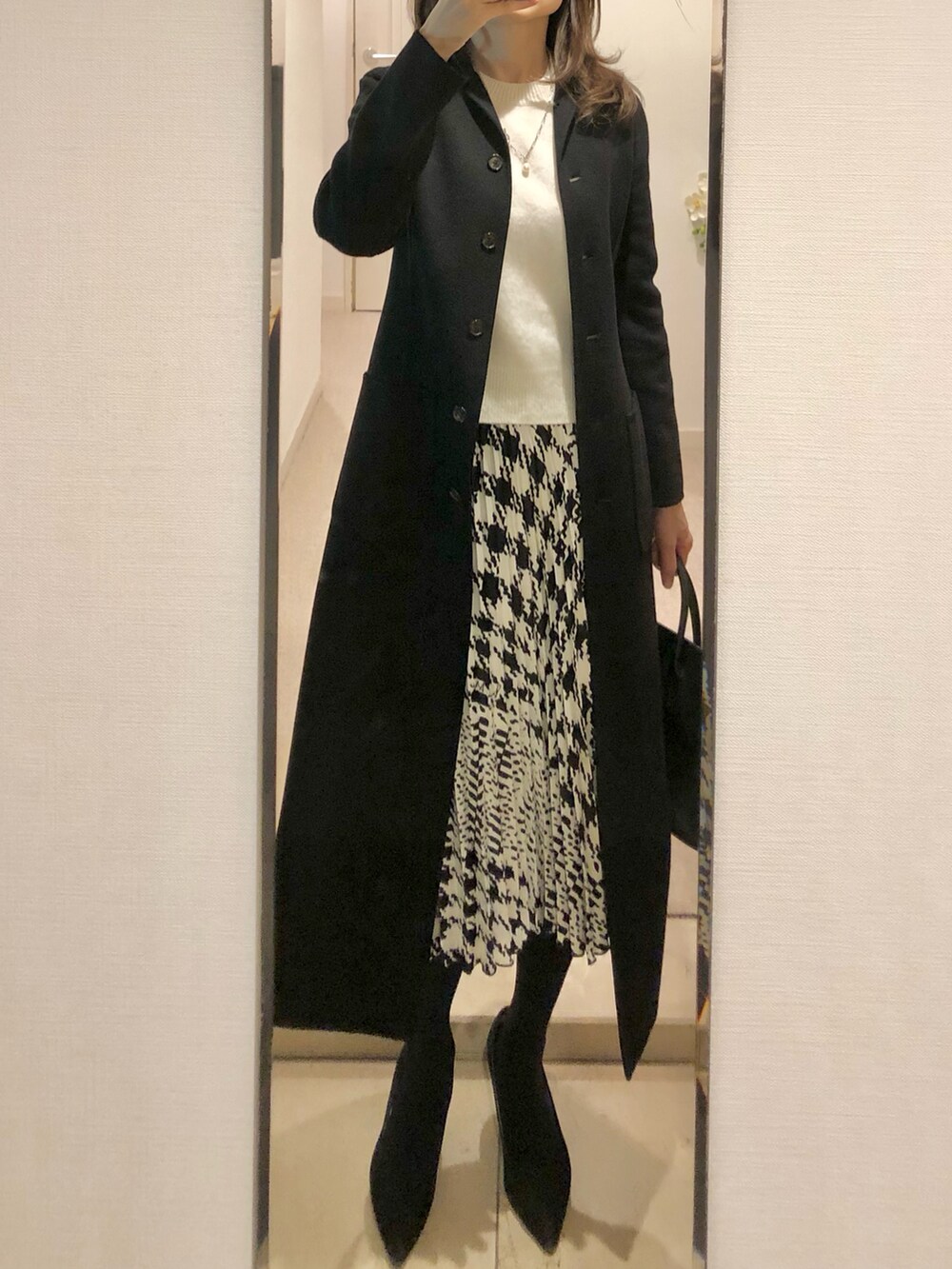 「お仕事コーデ、ジャケット、ブラック、モノトーン、プリーツスカート、柄スカート、ユニクロ、大人カジュアル、オフィススタイル、H&M、物持ちの良さ、プチプラ」｜「BASILE28のアイテム（テーラードジャケット、ブラック系）」を使った、mamadansyarityuuさん（骨格ウェーブ・レディース・169cm）の冬コーディネートの2枚目の写真