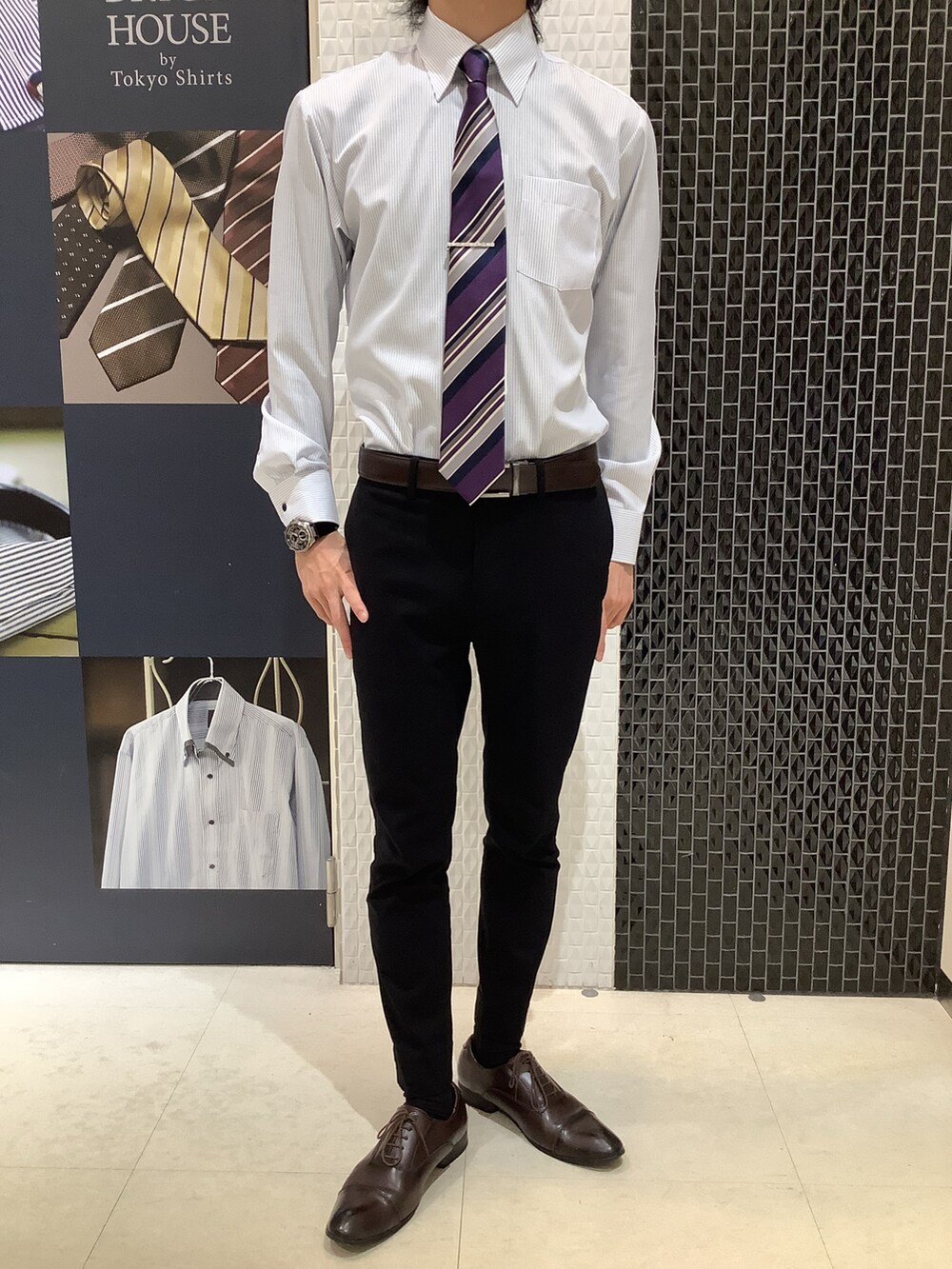 ブルー系のベスト、パープル系のネクタイ、ブルー系のビジネスシャツを着用したメンズの冬コーディネートの4枚目の写真