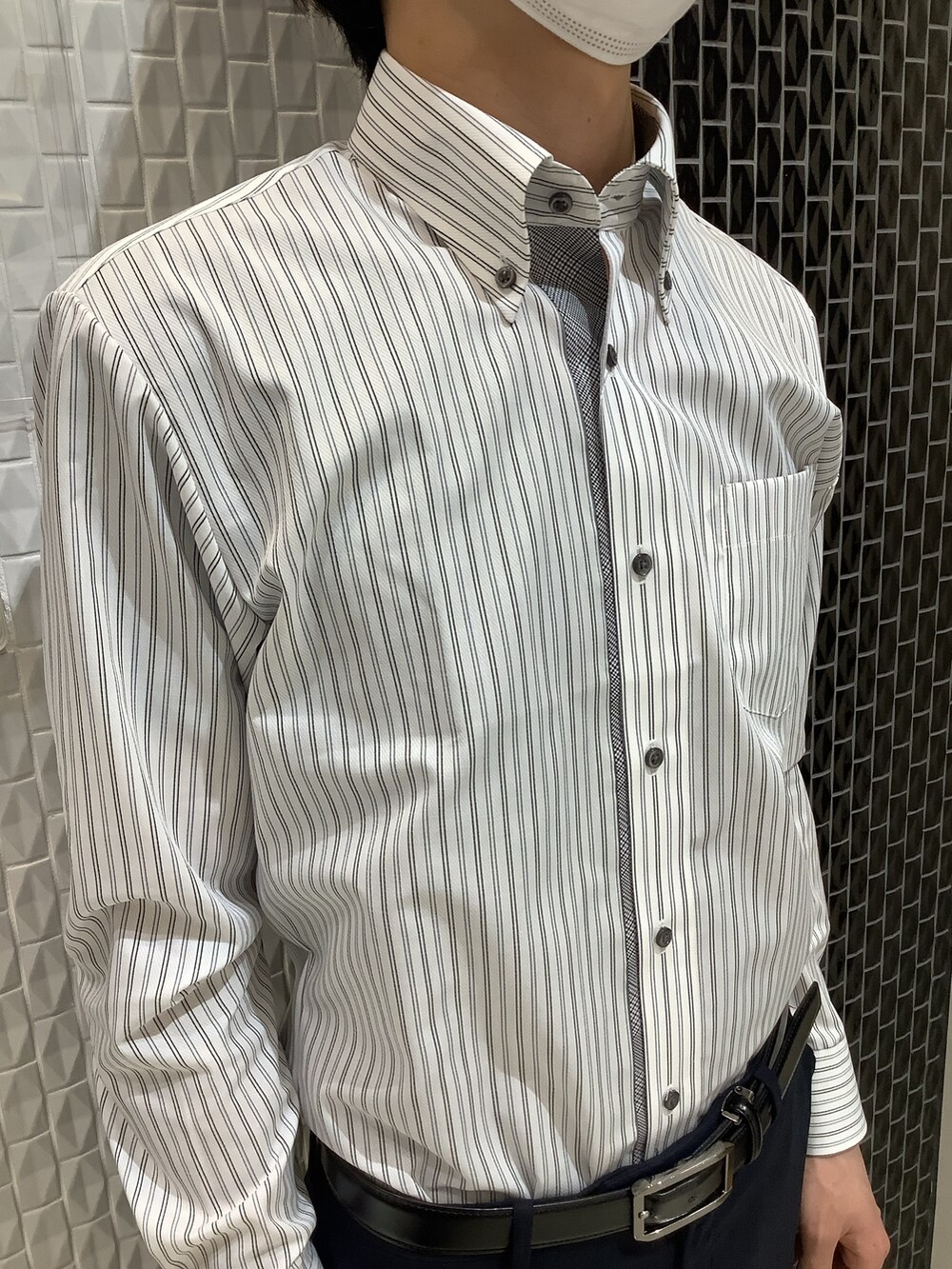 グレー系のビジネスシャツ、ブルー系のネクタイ、レッド系のネクタイを着用したメンズの春コーディネートの5枚目の写真