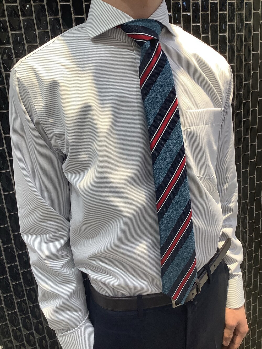 「BRICK HOUSE by Tokyo Shirts、東京シャツ、オフィススタイル、ビジネススタイル、シャツスタイル、シャツ好き集まれ、ネクタイ」｜「TOKYO SHIRTSの超形態安定ノーアイロン ホリゾンタルワイド 長袖ビジネスワイシャツ（ビジネスシャツ、グレー系）」を使った、BRICK HOUSE by Tokyo Shirts 八尾アリオ店さん（メンズ・172cm）の冬コーディネートの2枚目の写真