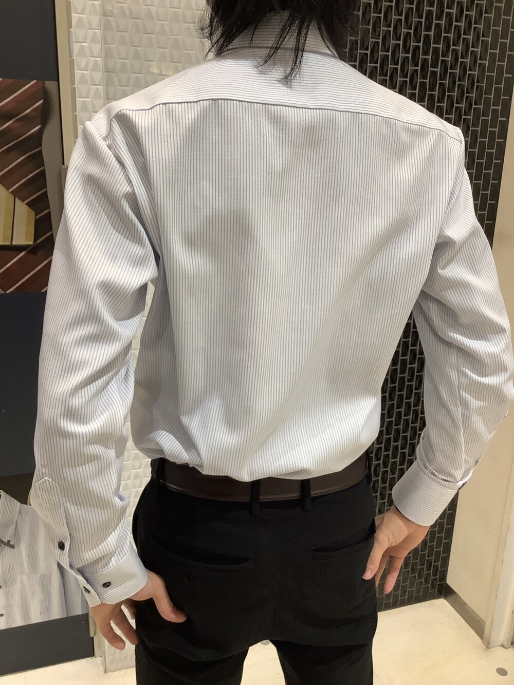 ブルー系のベスト、パープル系のネクタイ、ブルー系のビジネスシャツを着用したメンズの冬コーディネートの6枚目の写真