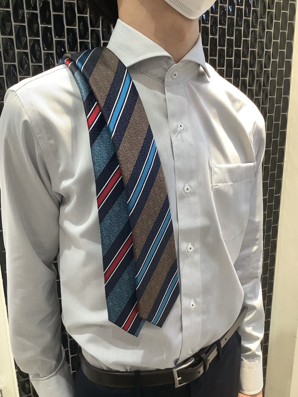 「BRICK HOUSE by Tokyo Shirts、東京シャツ、オフィススタイル、ビジネススタイル、シャツスタイル、シャツ好き集まれ、ネクタイ」｜「TOKYO SHIRTSの超形態安定ノーアイロン ホリゾンタルワイド 長袖ビジネスワイシャツ（ビジネスシャツ、グレー系）」を使った、BRICK HOUSE by Tokyo Shirts 八尾アリオ店さん（メンズ・172cm）の冬コーディネートの3枚目の写真
