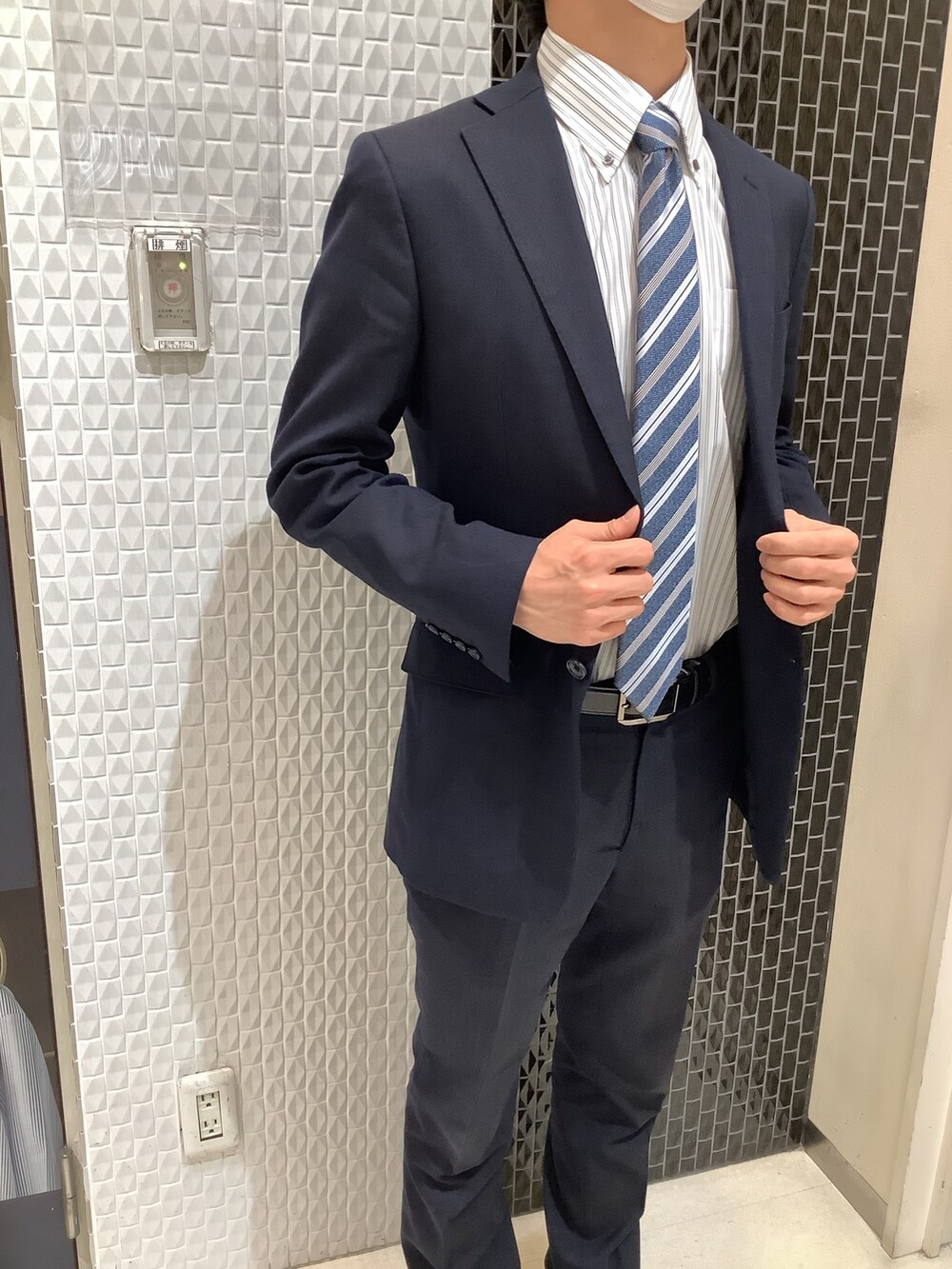 グレー系のビジネスシャツ、ブルー系のネクタイ、レッド系のネクタイを着用したメンズの春コーディネートの2枚目の写真