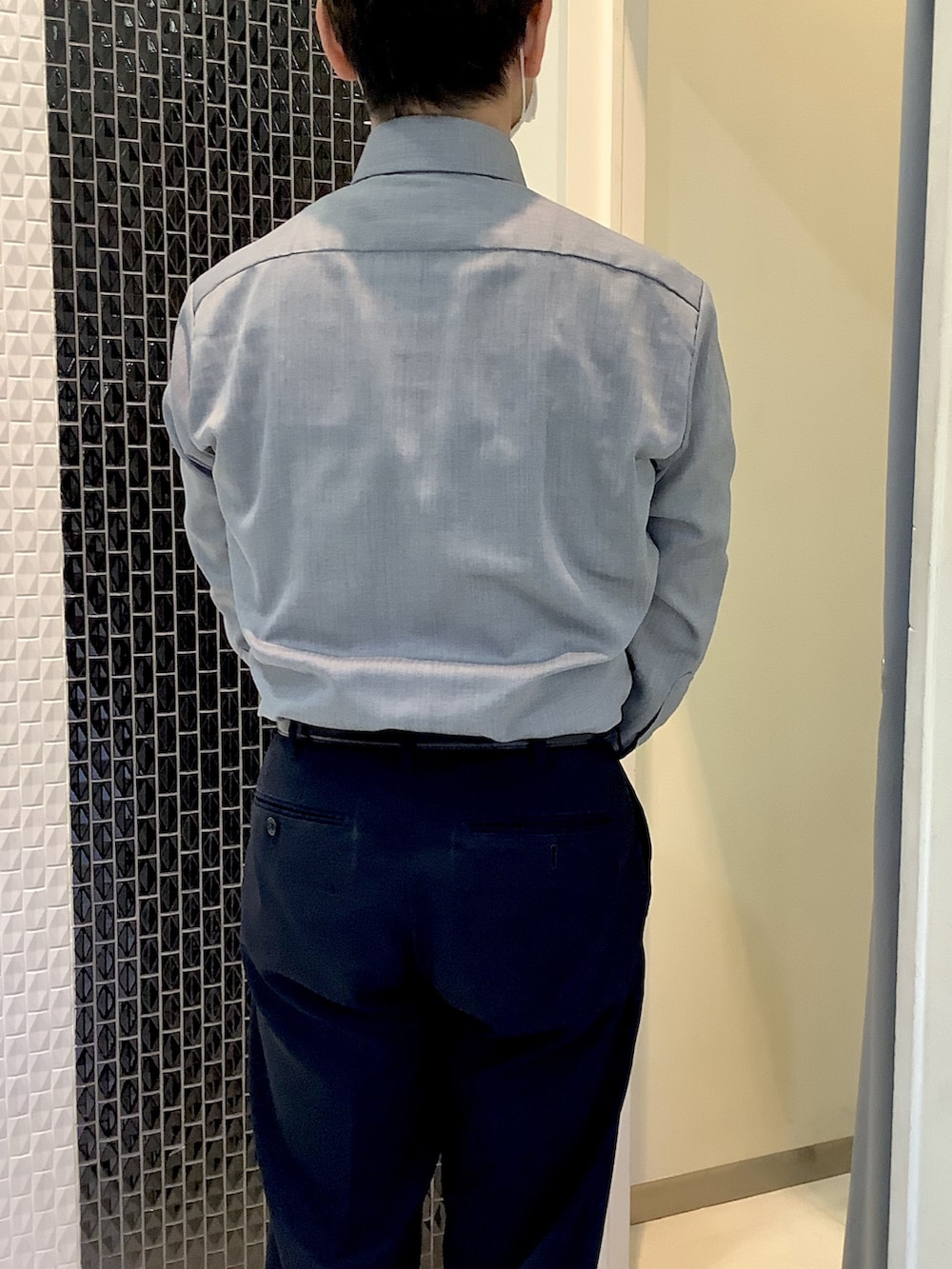 グレー系のビジネスシャツ、ブラウン系のベストを着用したメンズの秋コーディネートの5枚目の写真