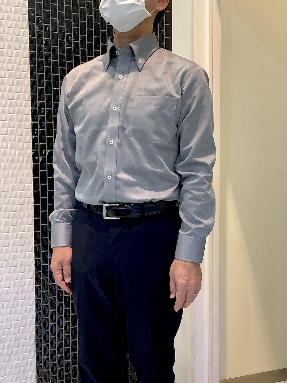 グレー系のビジネスシャツ、ブラウン系のベストを着用したメンズの秋コーディネートの4枚目の写真