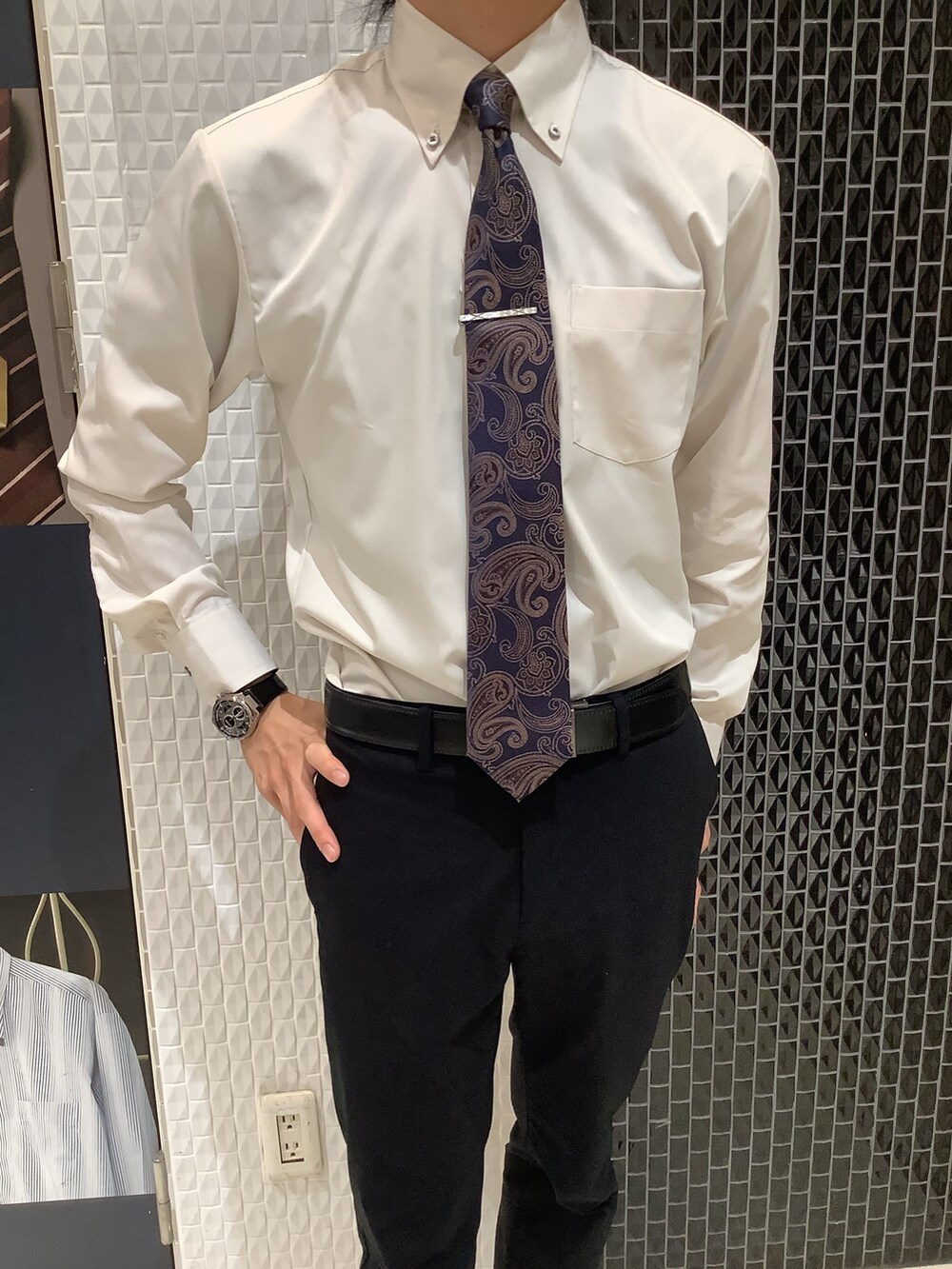 ブルー系のベスト、ベージュ系のビジネスシャツを着用したメンズの秋コーディネートの5枚目の写真