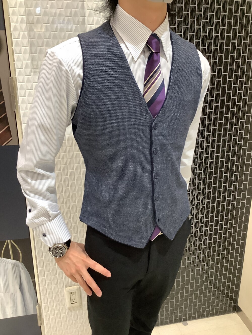 ブルー系のベスト、パープル系のネクタイ、ブルー系のビジネスシャツを着用したメンズの冬コーディネートの2枚目の写真