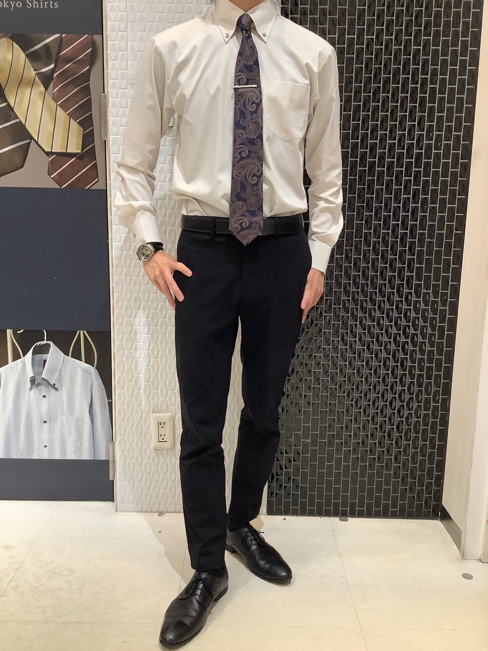 ブルー系のベスト、ベージュ系のビジネスシャツを着用したメンズの秋コーディネートの4枚目の写真