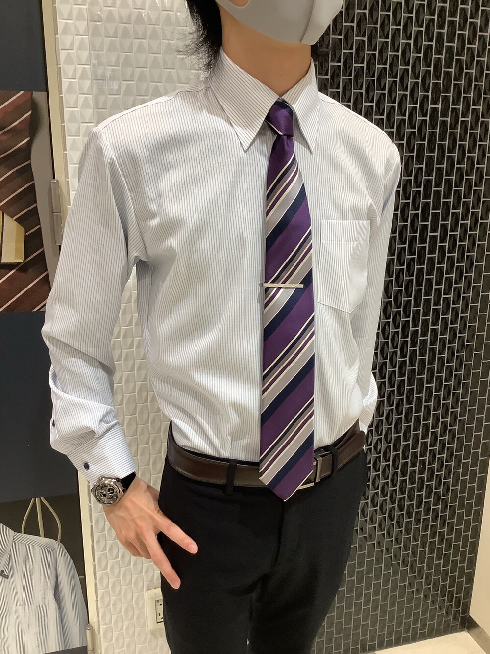 ブルー系のベスト、パープル系のネクタイ、ブルー系のビジネスシャツを着用したメンズの冬コーディネートの5枚目の写真