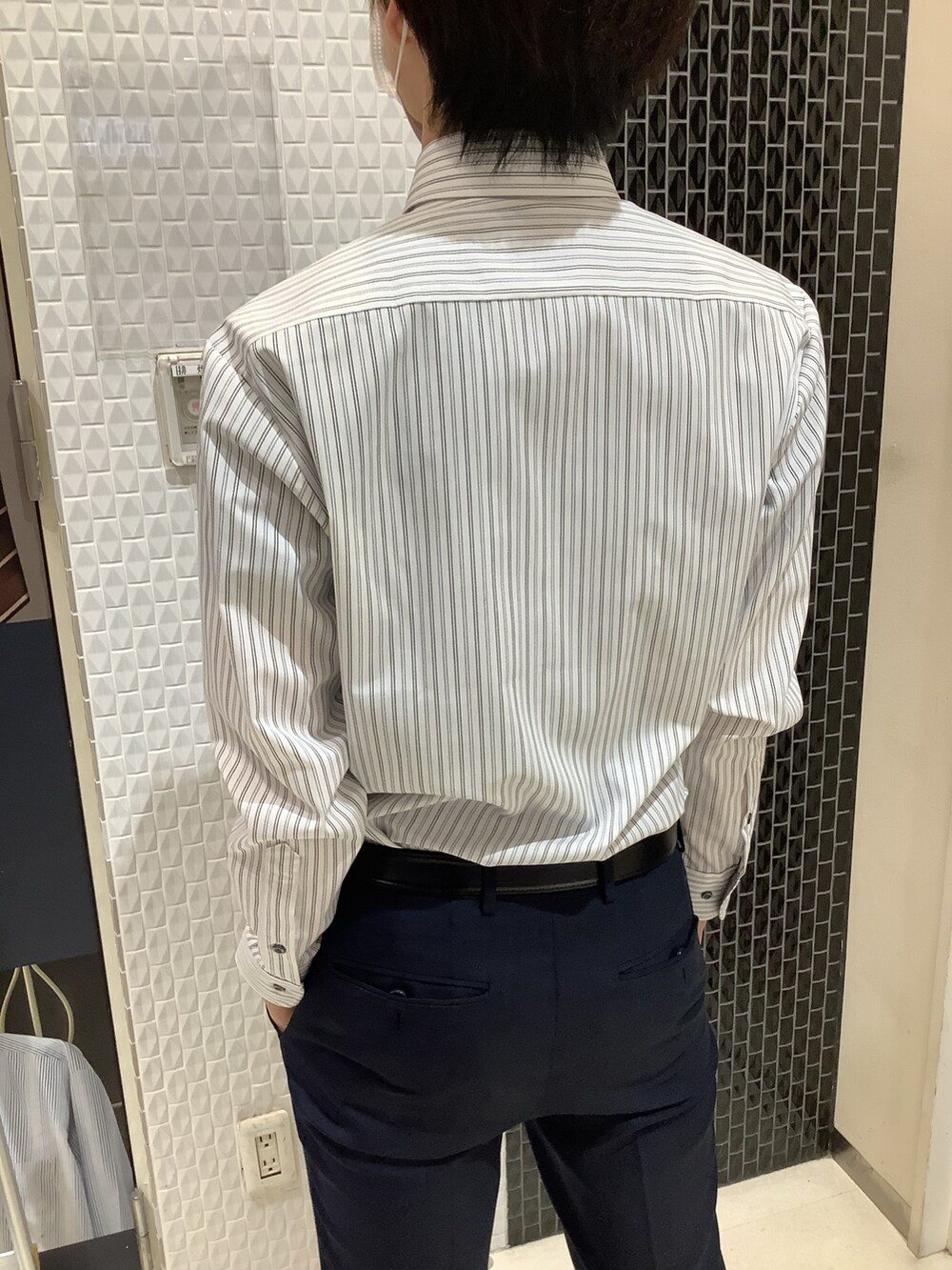 グレー系のビジネスシャツ、ブルー系のネクタイ、レッド系のネクタイを着用したメンズの春コーディネートの6枚目の写真