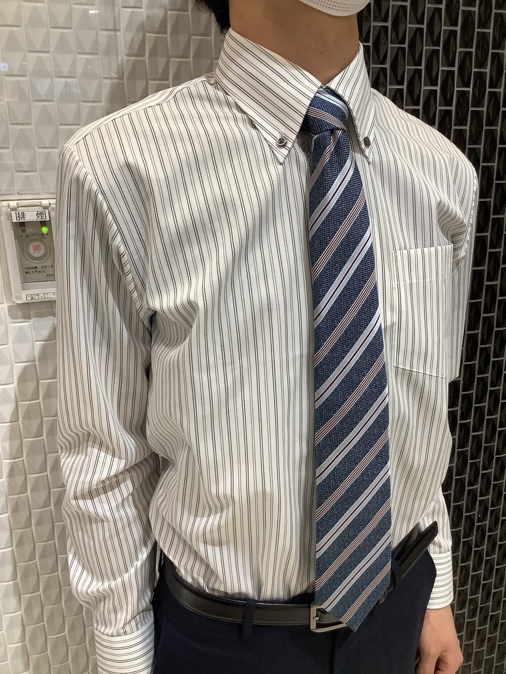 グレー系のビジネスシャツ、ブルー系のネクタイ、レッド系のネクタイを着用したメンズの春コーディネートの3枚目の写真