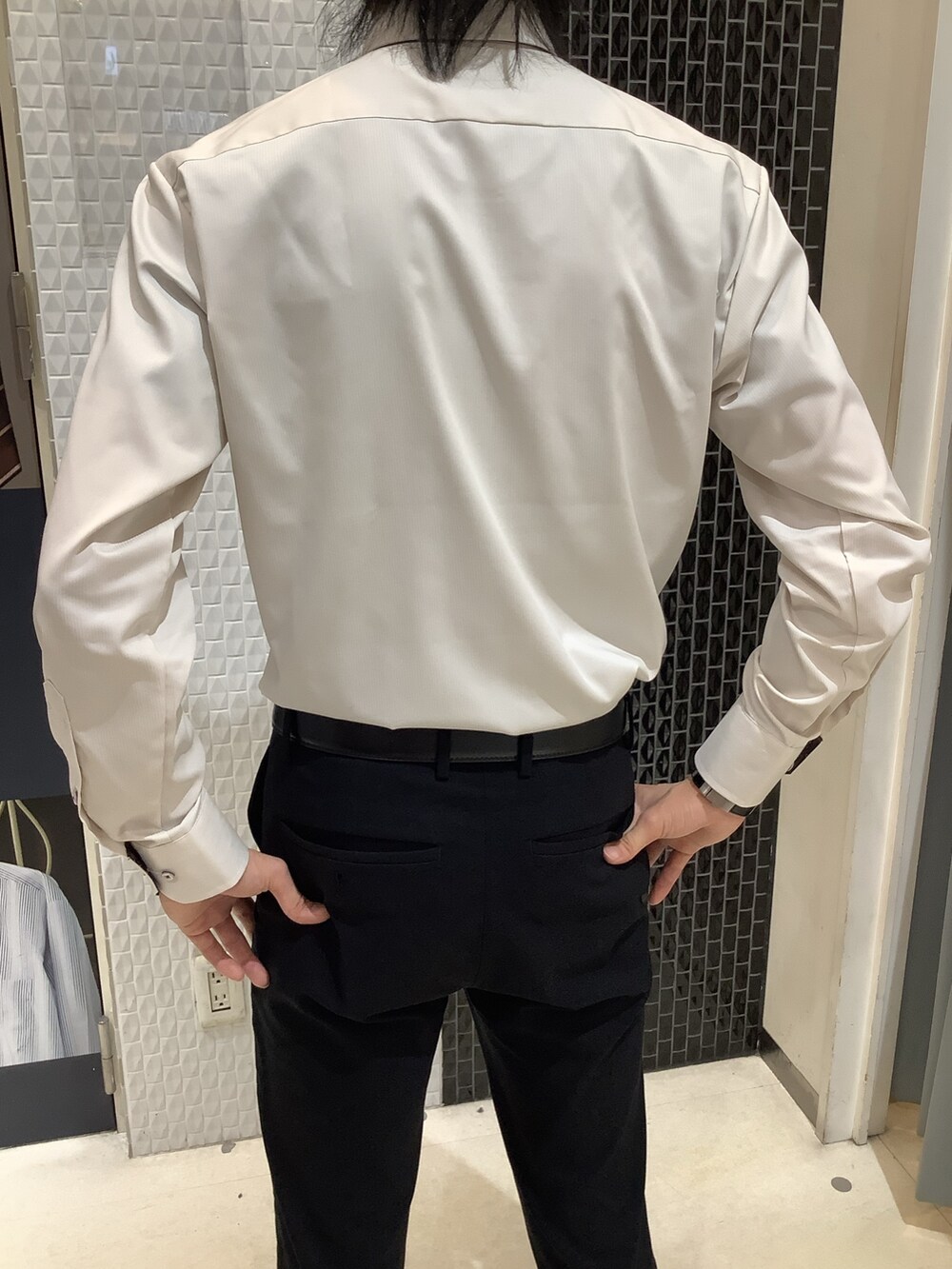 ブルー系のベスト、ベージュ系のビジネスシャツを着用したメンズの秋コーディネートの6枚目の写真