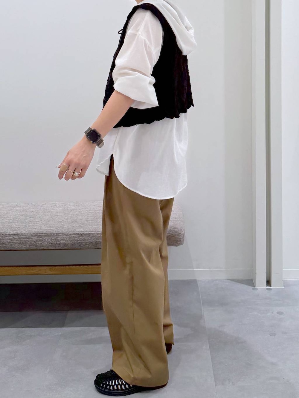 ブラック系のベスト、ホワイト系のTシャツ/カットソー、ブラウン系のその他パンツを着用したレディースの夏コーディネートの3枚目の写真