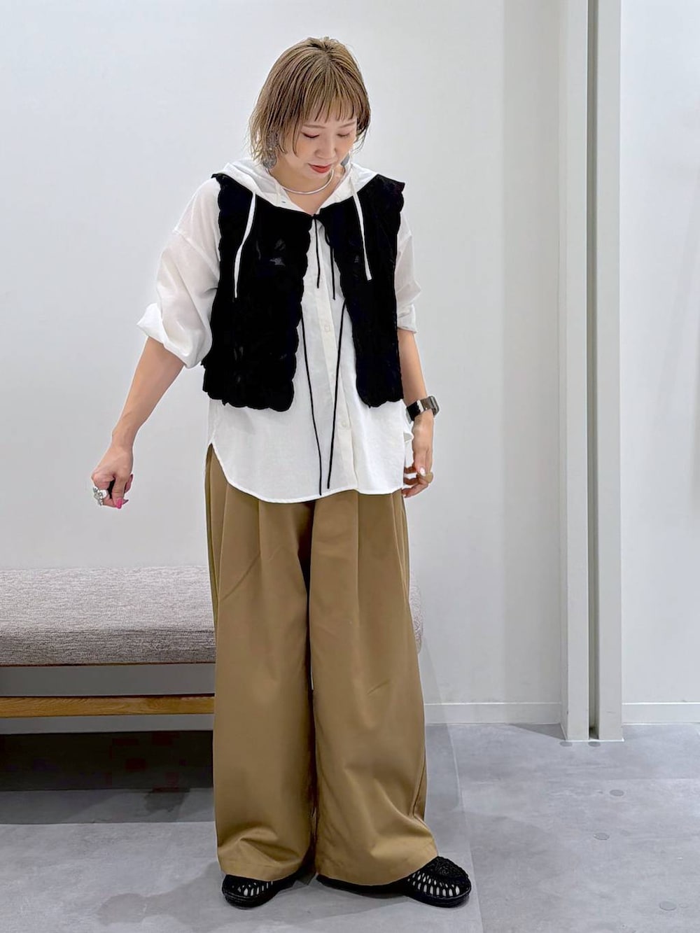 ブラック系のベスト、ホワイト系のTシャツ/カットソー、ブラウン系のその他パンツを着用したレディースの夏コーディネートの7枚目の写真