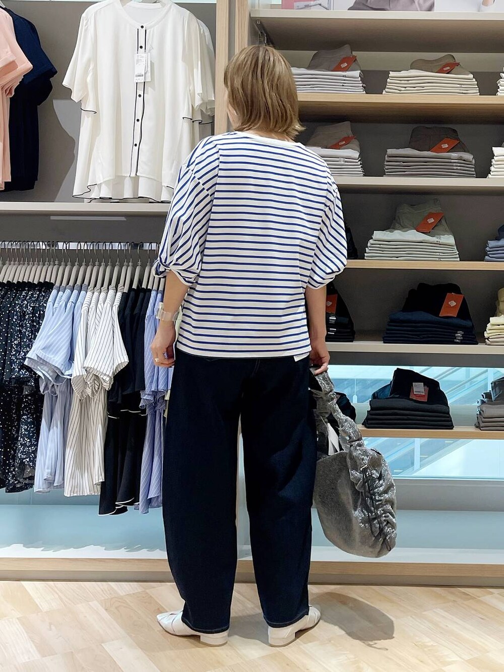 「ベーシック/シンプル、着痩せ・細見え、カジュアル、GLOBAL WORK、ママコーデ、GOOD DENIM_GLOBAL WORK」｜「GLOBAL WORKのラメシャーリング3WAYショルダー/120753（ショルダーバッグ、ブラック系）」を使った、kusuko1103さん（レディース・163cm）の春コーディネートの3枚目の写真