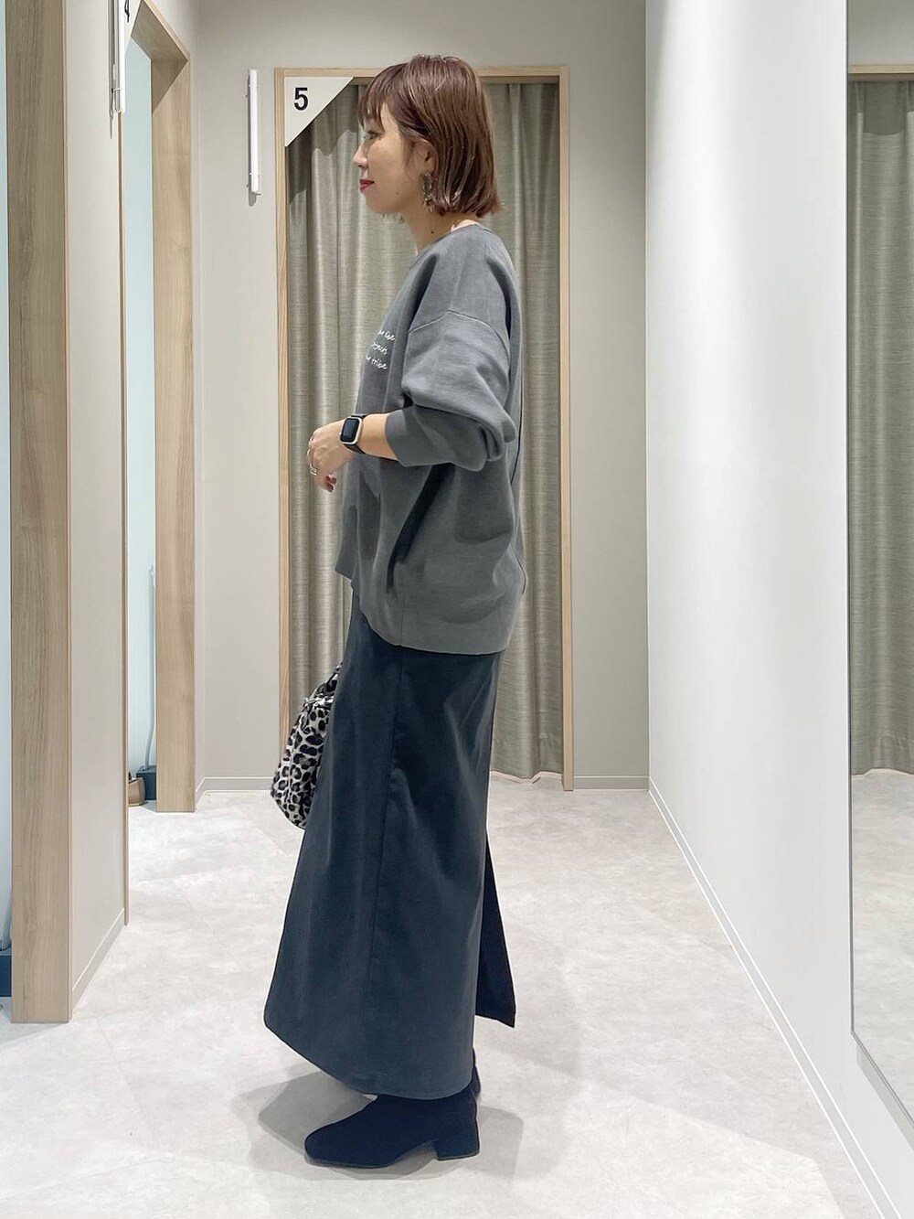 その他のトートバッグ、グレー系のスカート、グレー系のスウェットを着用したレディースの秋コーディネートの2枚目の写真