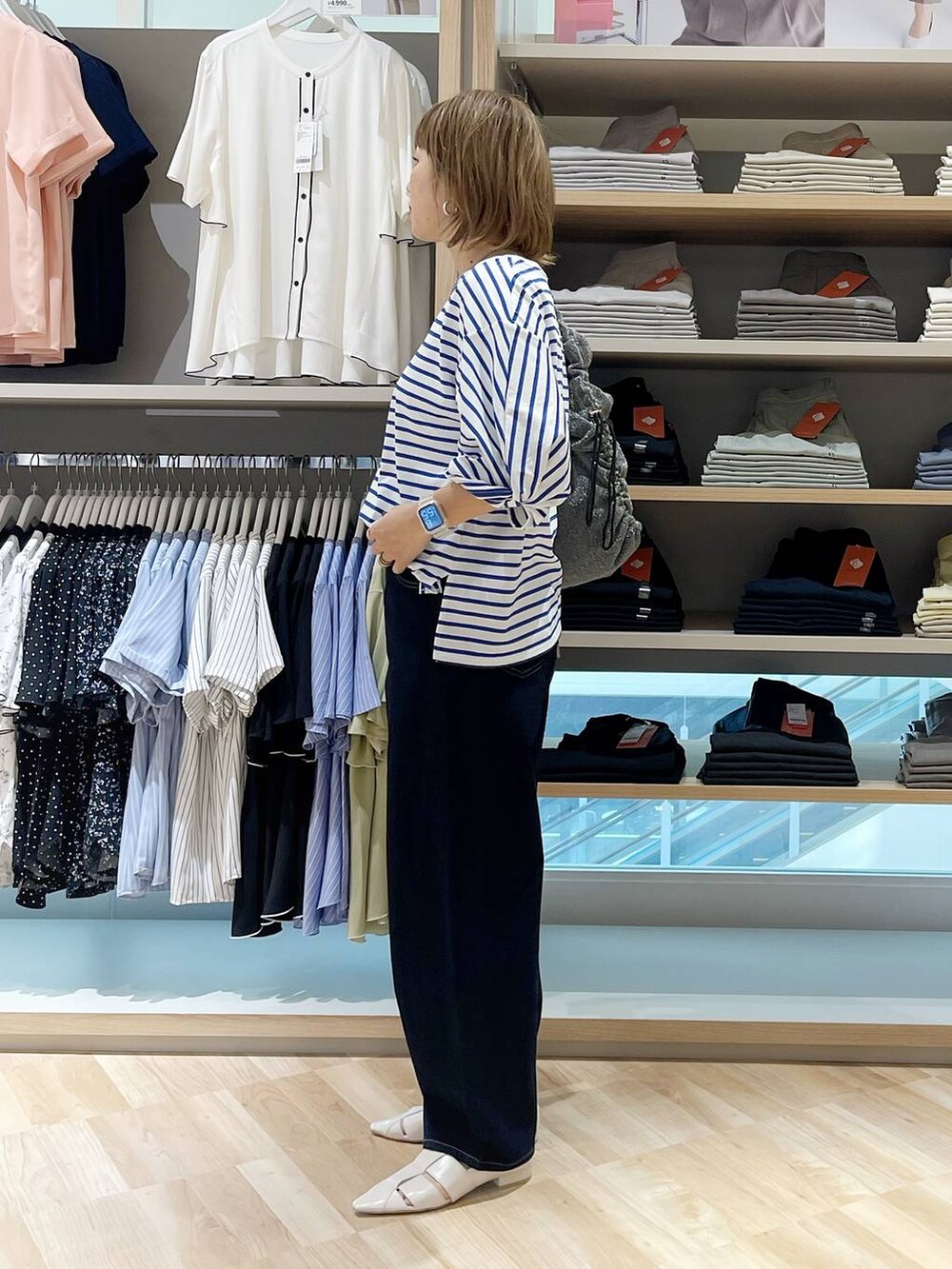 「ベーシック/シンプル、着痩せ・細見え、カジュアル、GLOBAL WORK、ママコーデ、GOOD DENIM_GLOBAL WORK」｜「GLOBAL WORKのラメシャーリング3WAYショルダー/120753（ショルダーバッグ、ブラック系）」を使った、kusuko1103さん（レディース・163cm）の春コーディネートの2枚目の写真