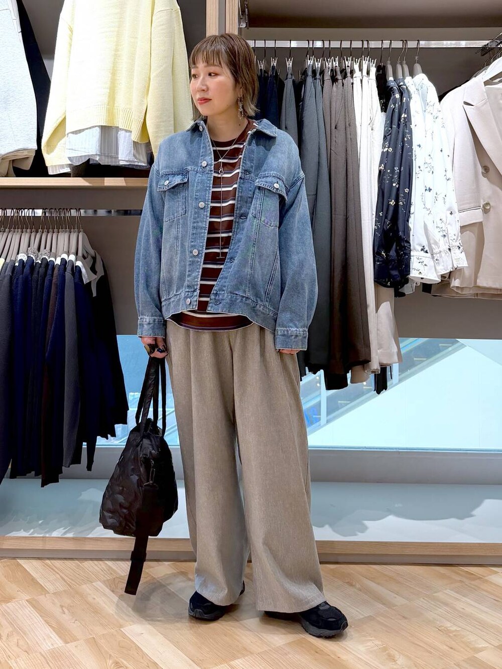 ブルー系のデニムジャケット、ブラウン系のTシャツ/カットソーを着用したレディースの冬コーディネートの8枚目の写真