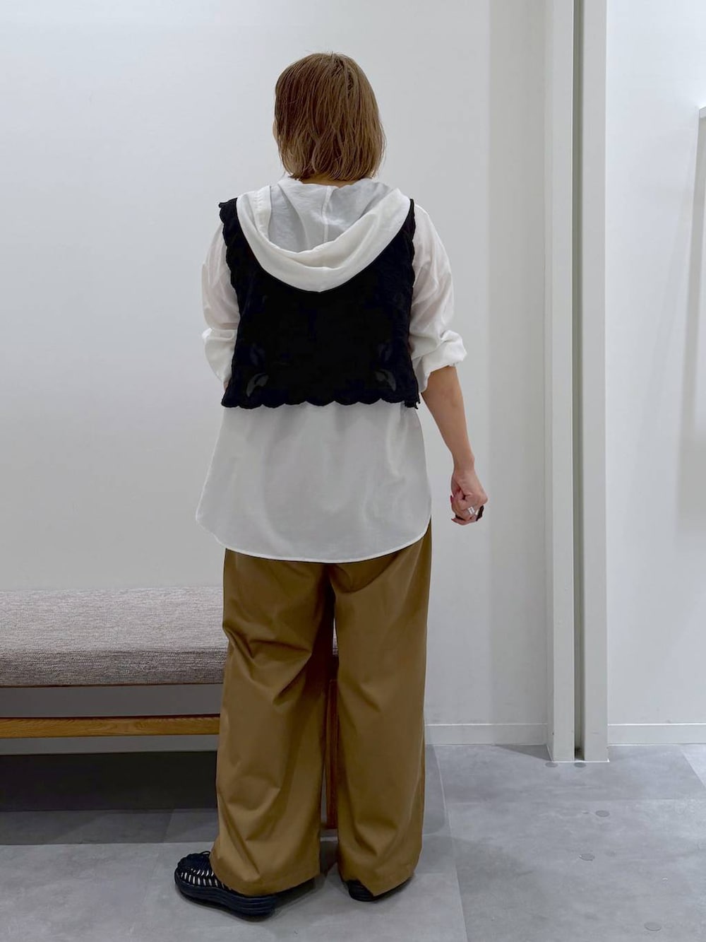 ブラック系のベスト、ホワイト系のTシャツ/カットソー、ブラウン系のその他パンツを着用したレディースの夏コーディネートの4枚目の写真