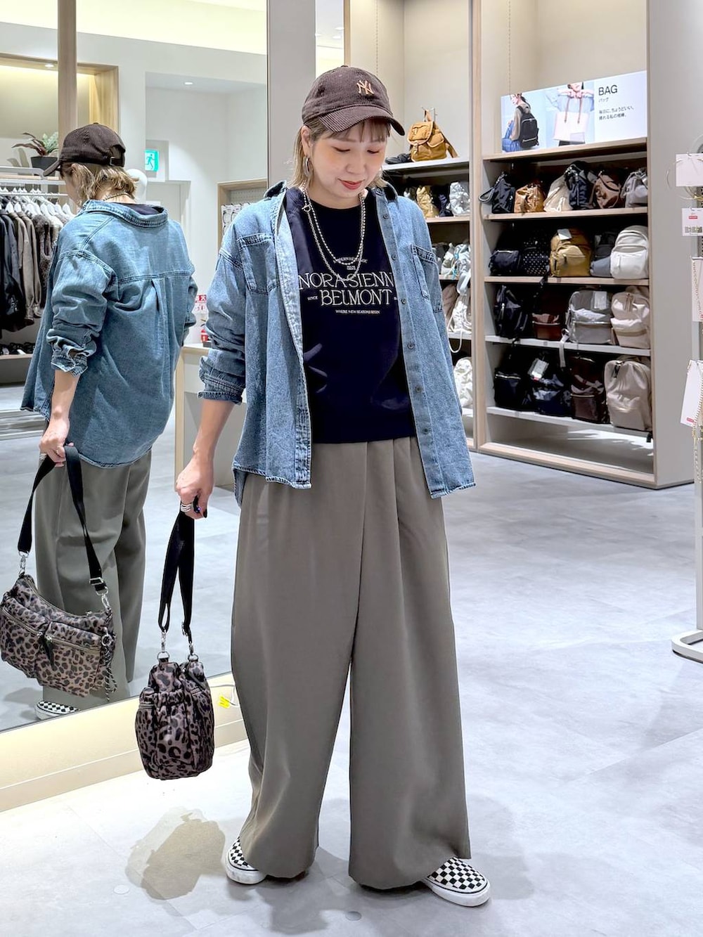 その他のショルダーバッグ、ブルー系のスウェット、グリーン系のその他パンツを着用したレディースの秋コーディネートの6枚目の写真
