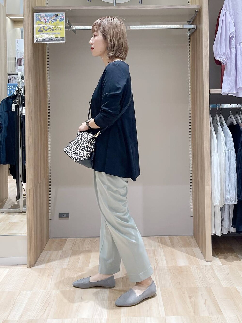 「ベーシック/シンプル、着痩せ・細見え、カジュアル、GLOBAL WORK、ママコーデ、ウツクシルエット_GLOBAL WORK」｜「GLOBAL WORKのスペ軽お財布ショルダー/103951（ショルダーバッグ、その他）」を使った、kusuko1103さん（レディース・163cm）の春コーディネートの2枚目の写真