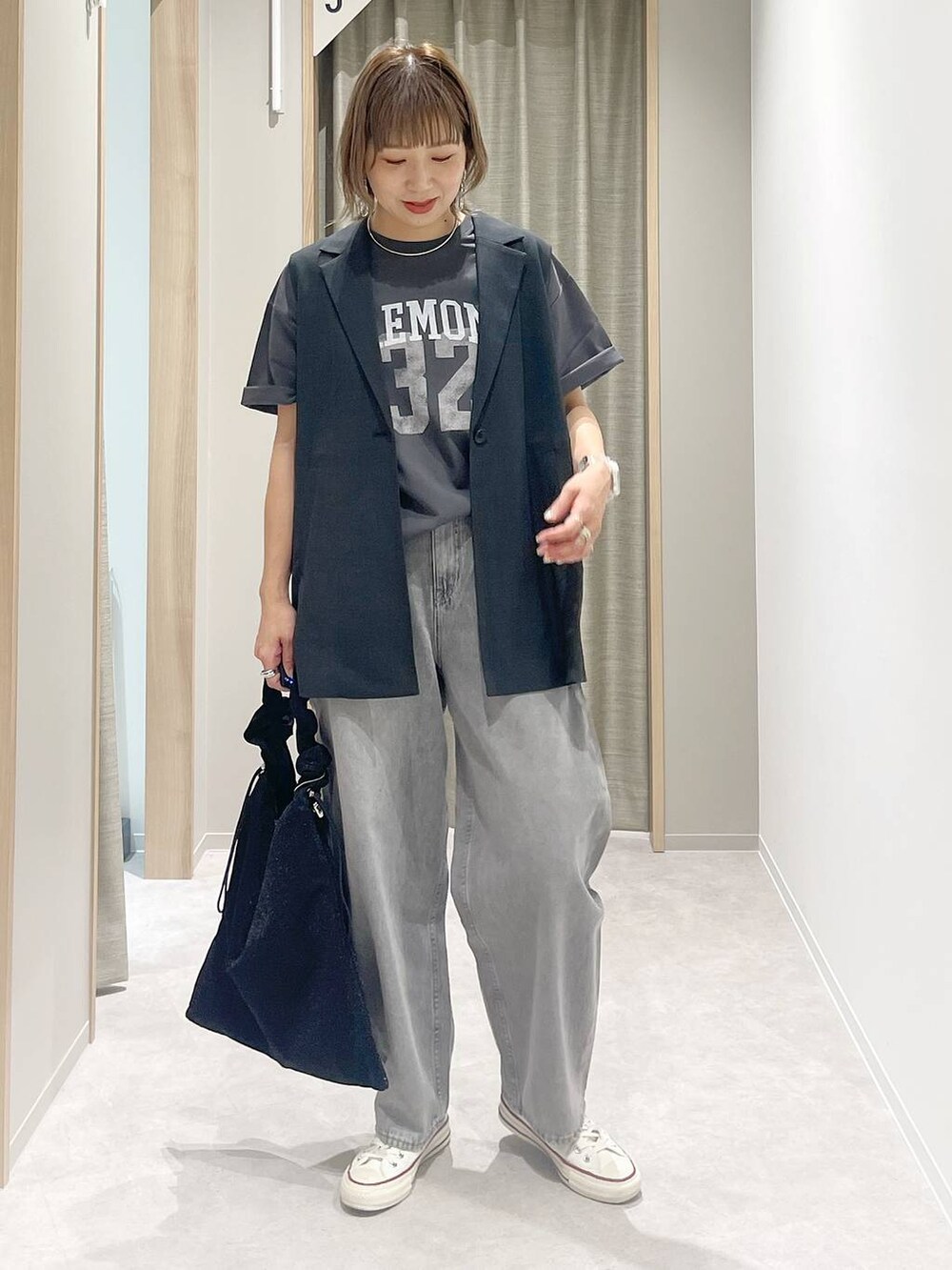 「ベーシック/シンプル、着痩せ・細見え、カジュアル、GLOBAL WORK、ママコーデ、GOOD DENIM_GLOBAL WORK」｜「GLOBAL WORKのラメシャーリング3WAYショルダー/120753（ショルダーバッグ、ブラック系）」を使った、kusuko1103さん（レディース・163cm）の春コーディネートの4枚目の写真