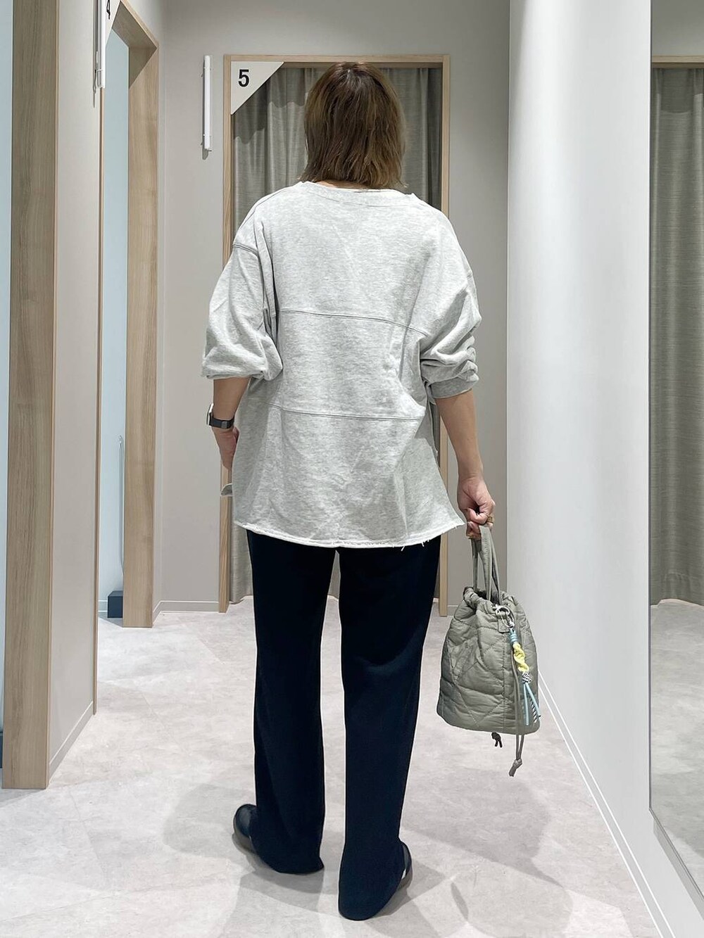 グリーン系のハンドバッグ、シルバー系のネックレス、シルバー系のネックレスを着用したレディースの秋コーディネートの4枚目の写真