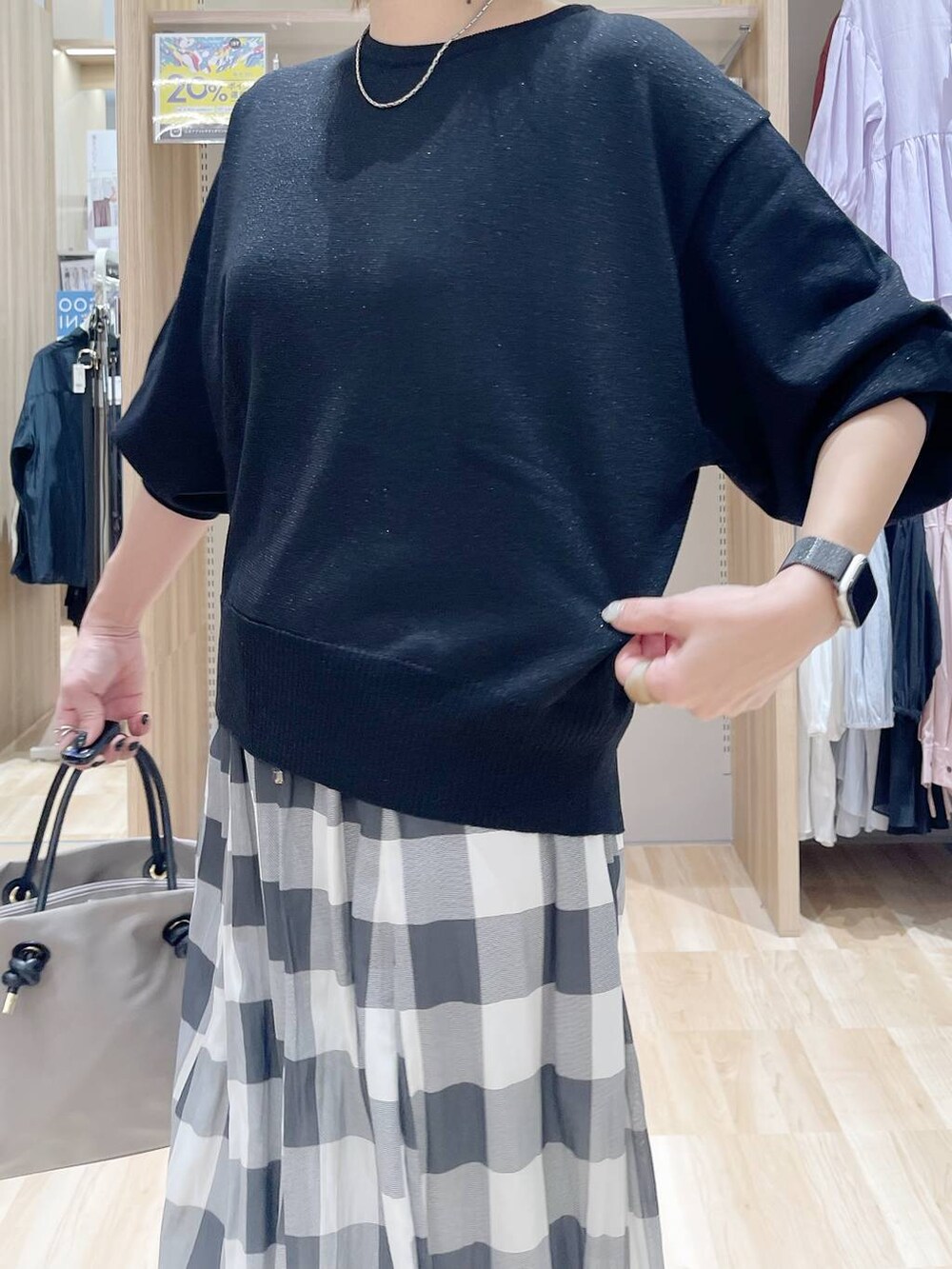 「ベーシック/シンプル、着痩せ・細見え、カジュアル、GLOBAL WORK、ママコーデ」｜「GLOBAL WORKのらくっション踏めるバブーシュ/136007（その他シューズ、グレー系）」を使った、kusuko1103さん（レディース・163cm）の春コーディネートの4枚目の写真