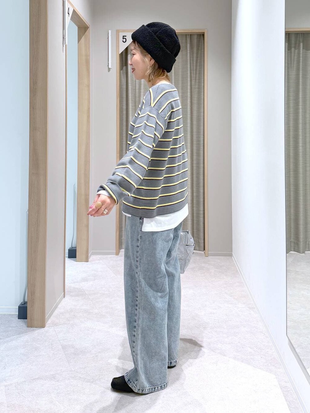 シルバー系のトートバッグ、ホワイト系のTシャツ/カットソー、ブラック系のモカシン/デッキシューズを着用したレディースの冬コーディネートの2枚目の写真