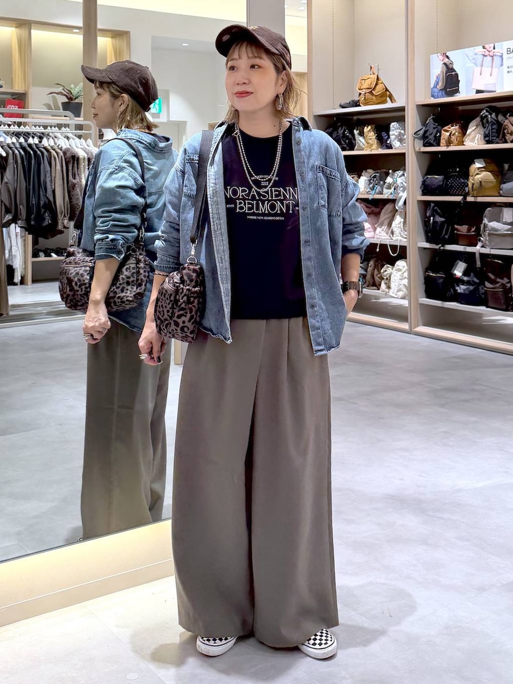 その他のショルダーバッグ、ブルー系のスウェット、グリーン系のその他パンツを着用したレディースの秋コーディネートの2枚目の写真