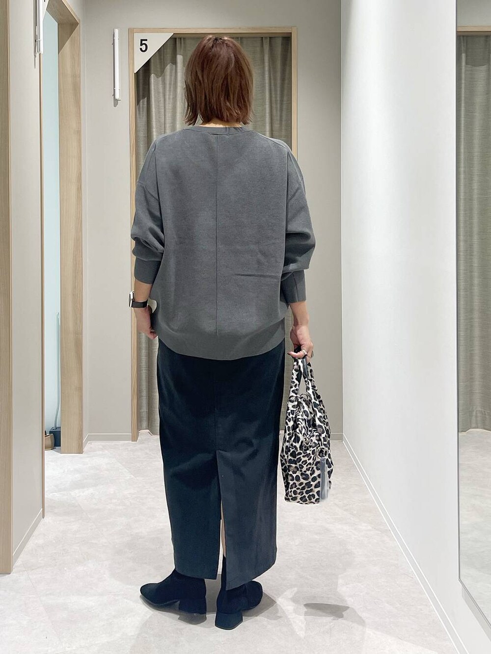 その他のトートバッグ、グレー系のスカート、グレー系のスウェットを着用したレディースの秋コーディネートの4枚目の写真