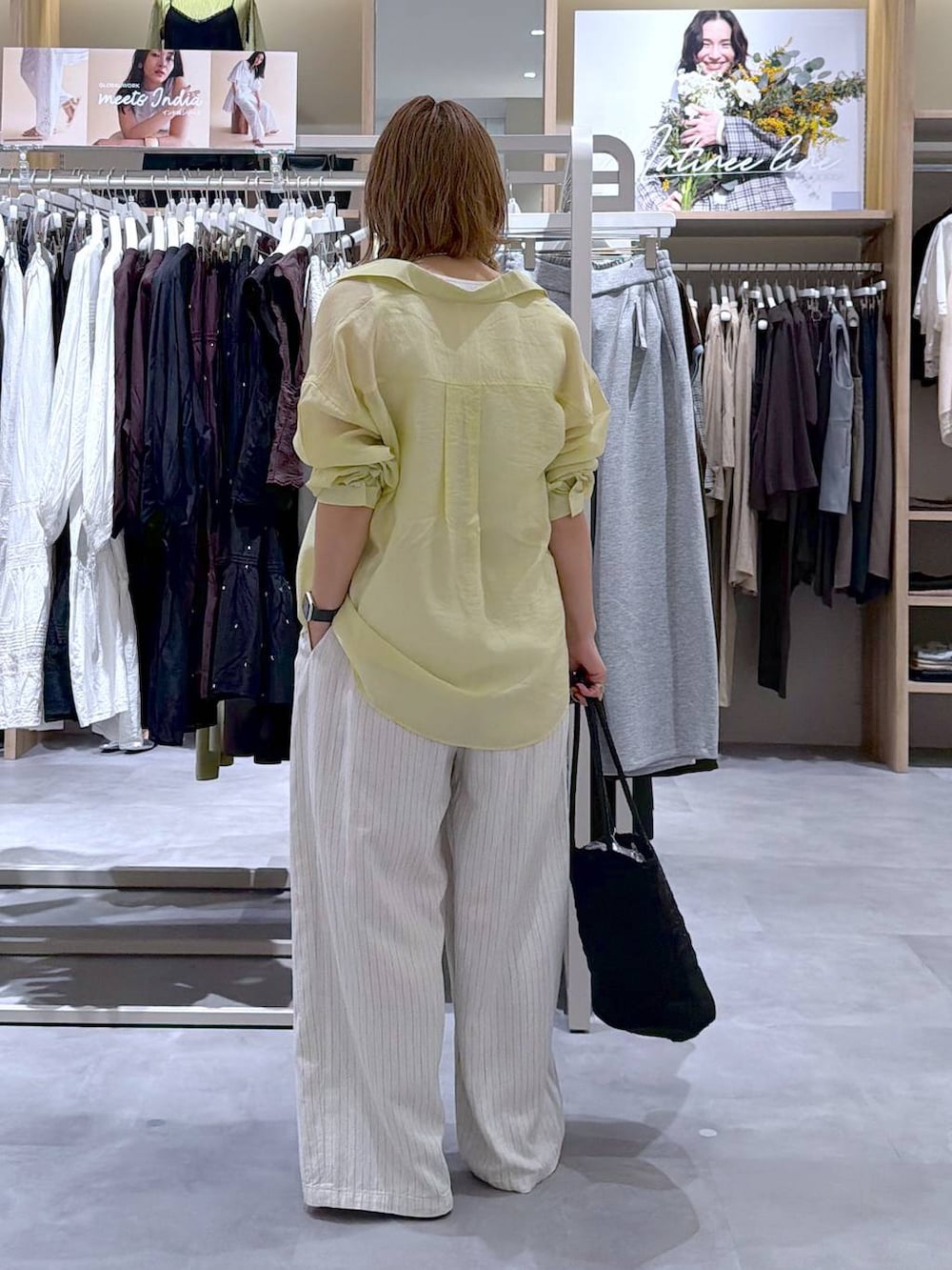 ベージュ系のその他パンツ、イエロー系のシャツ/ブラウス、ホワイト系のタンクトップを着用したレディースの春コーディネートの2枚目の写真