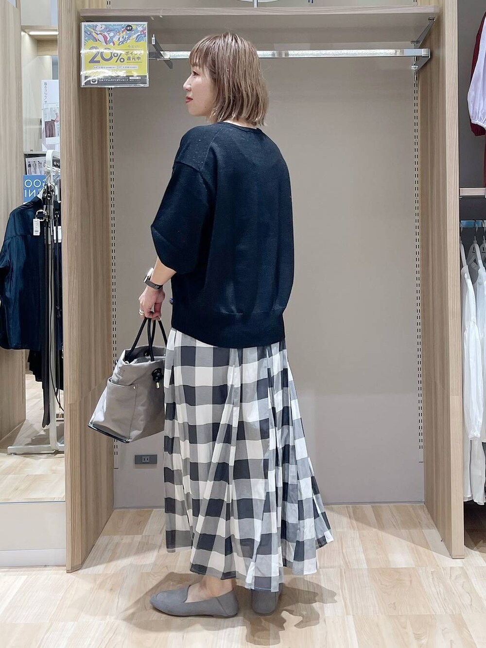 「ベーシック/シンプル、着痩せ・細見え、カジュアル、GLOBAL WORK、ママコーデ」｜「GLOBAL WORKのらくっション踏めるバブーシュ/136007（その他シューズ、グレー系）」を使った、kusuko1103さん（レディース・163cm）の春コーディネートの2枚目の写真