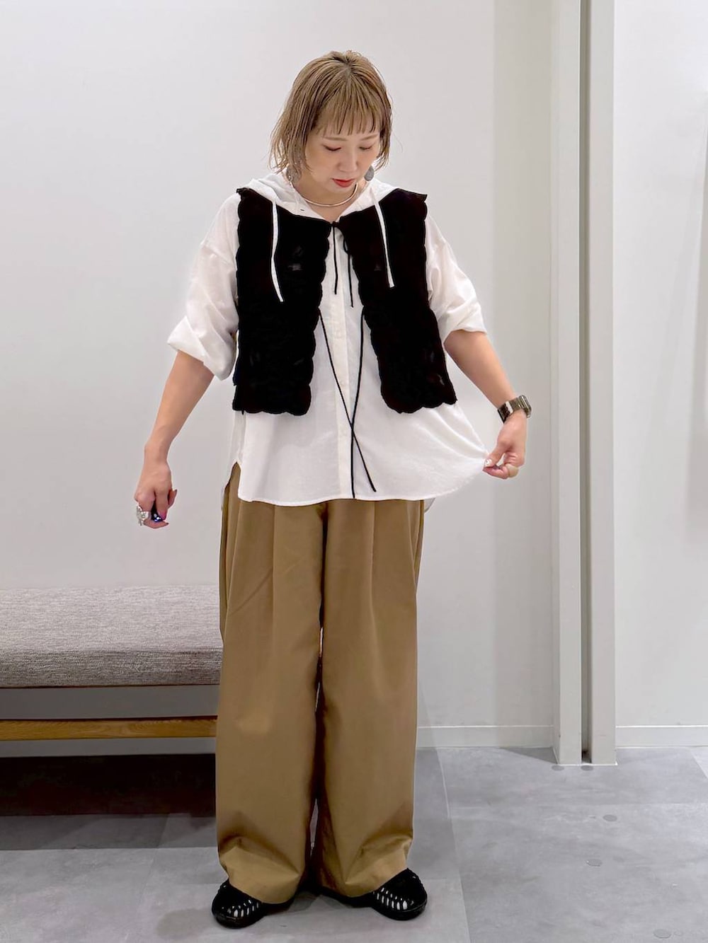 ブラック系のベスト、ホワイト系のTシャツ/カットソー、ブラウン系のその他パンツを着用したレディースの夏コーディネートの5枚目の写真