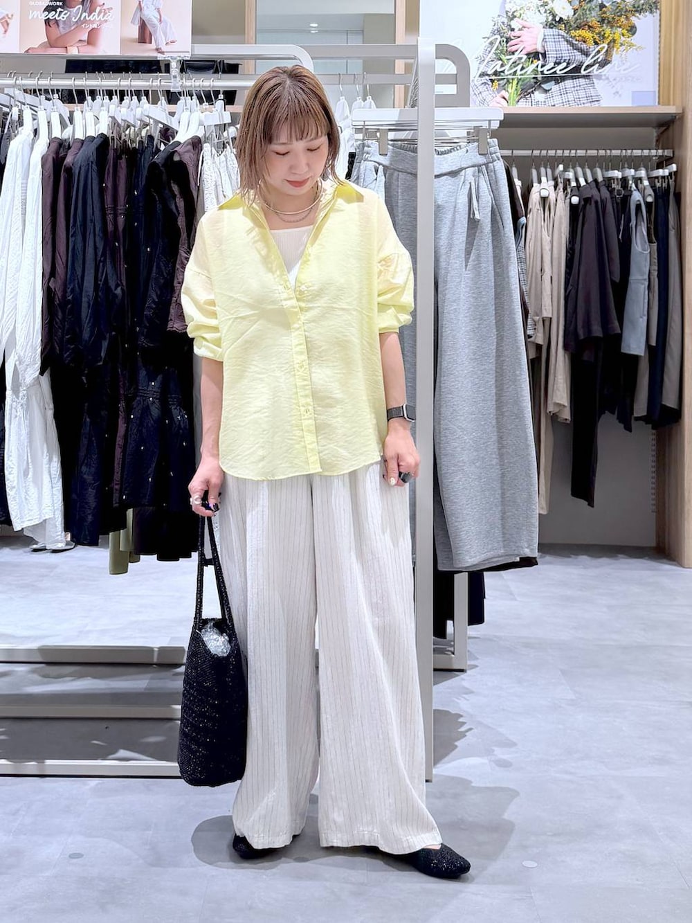 ベージュ系のその他パンツ、イエロー系のシャツ/ブラウス、ホワイト系のタンクトップを着用したレディースの春コーディネートの4枚目の写真