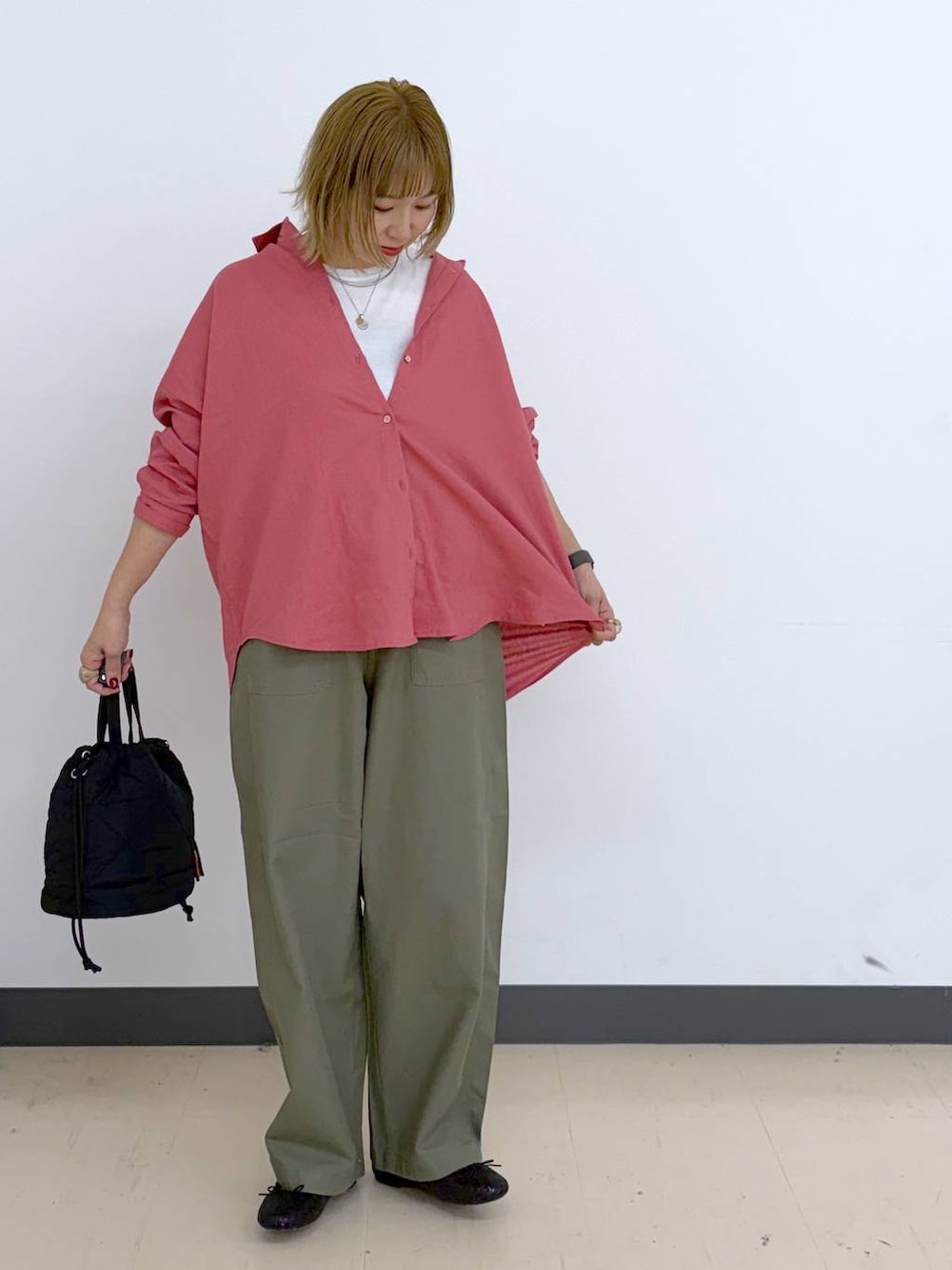 ブラック系のハンドバッグ、ピンク系のシャツ/ブラウス、グリーン系のその他パンツを着用したレディースの春コーディネートの4枚目の写真