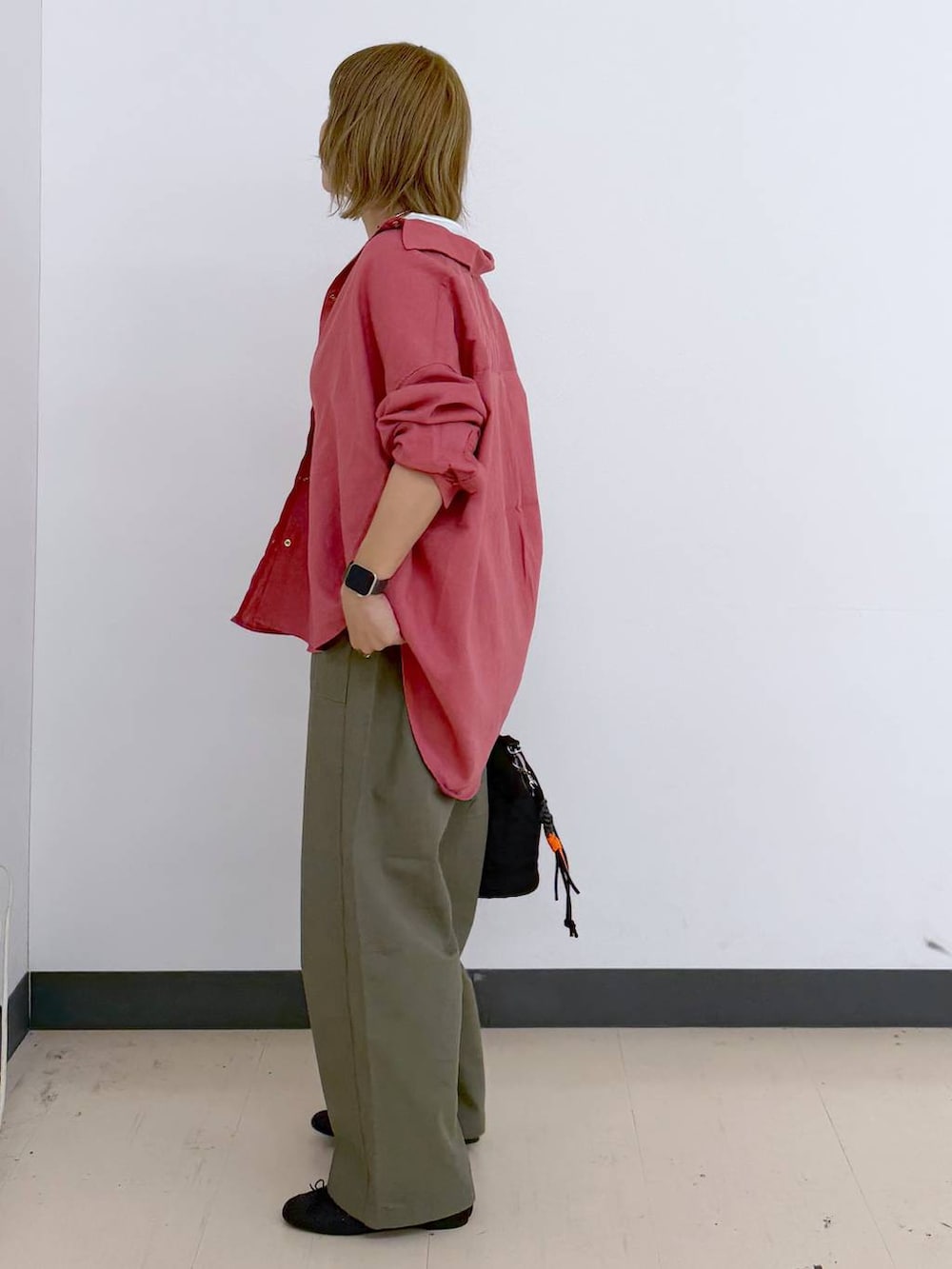 ブラック系のハンドバッグ、ピンク系のシャツ/ブラウス、グリーン系のその他パンツを着用したレディースの春コーディネートの3枚目の写真