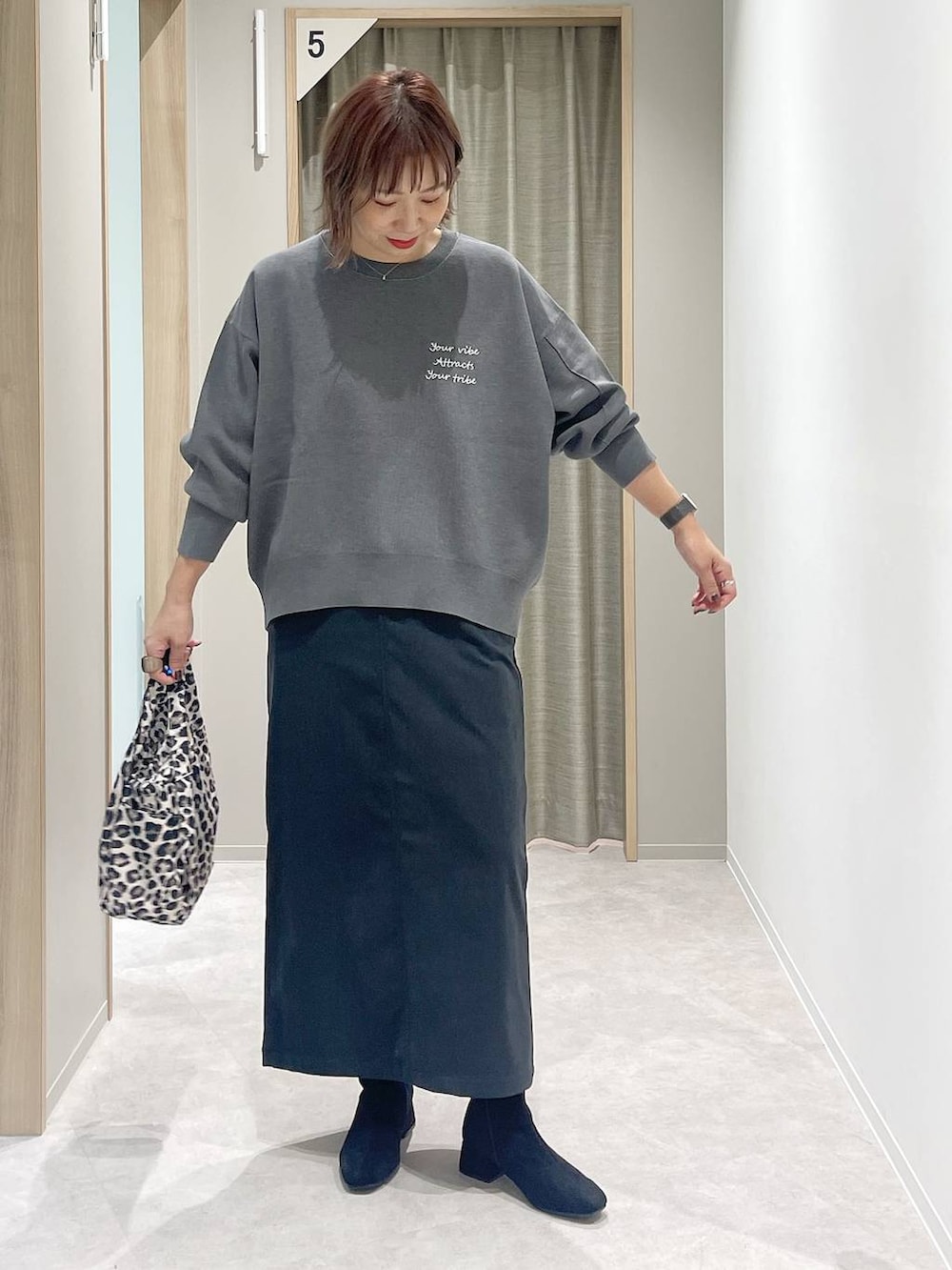 その他のトートバッグ、グレー系のスカート、グレー系のスウェットを着用したレディースの秋コーディネートの5枚目の写真
