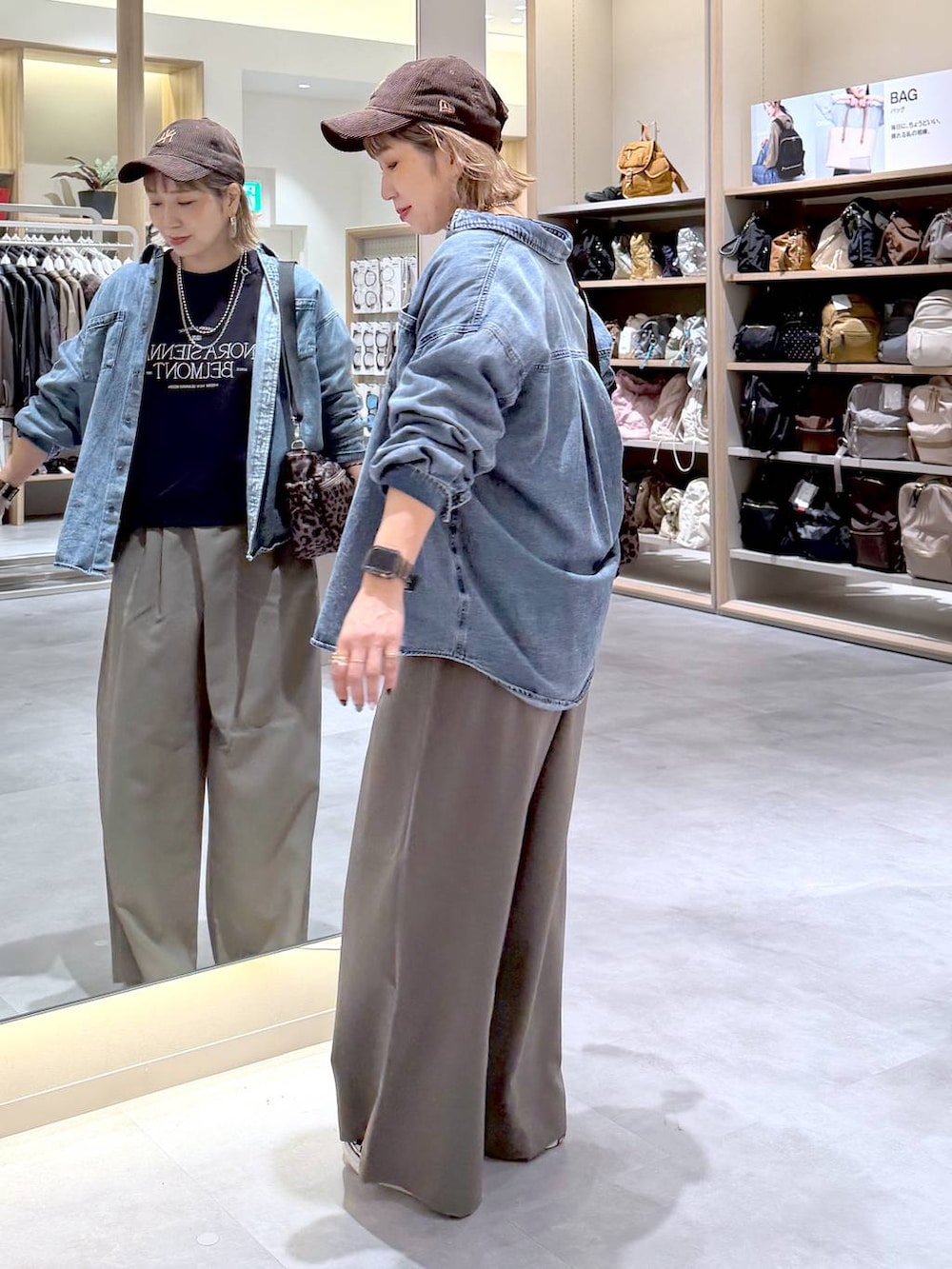 その他のショルダーバッグ、ブルー系のスウェット、グリーン系のその他パンツを着用したレディースの秋コーディネートの3枚目の写真