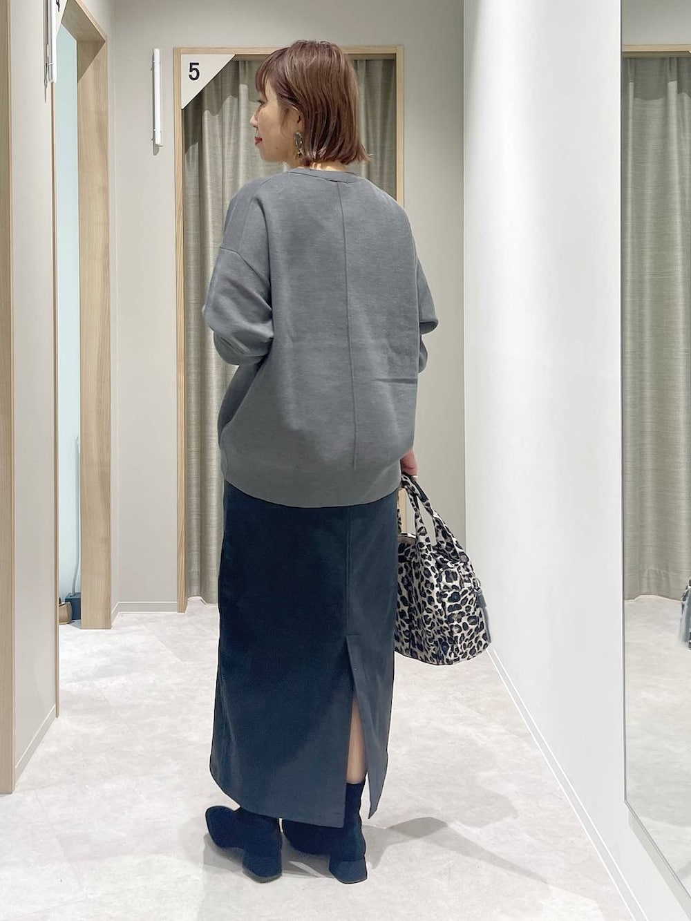 その他のトートバッグ、グレー系のスカート、グレー系のスウェットを着用したレディースの秋コーディネートの3枚目の写真