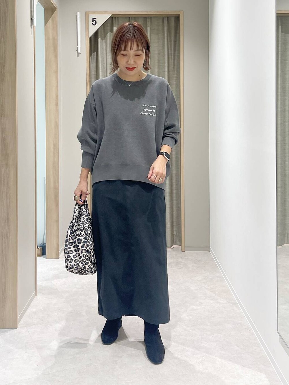 その他のトートバッグ、グレー系のスカート、グレー系のスウェットを着用したレディースの秋コーディネートの6枚目の写真