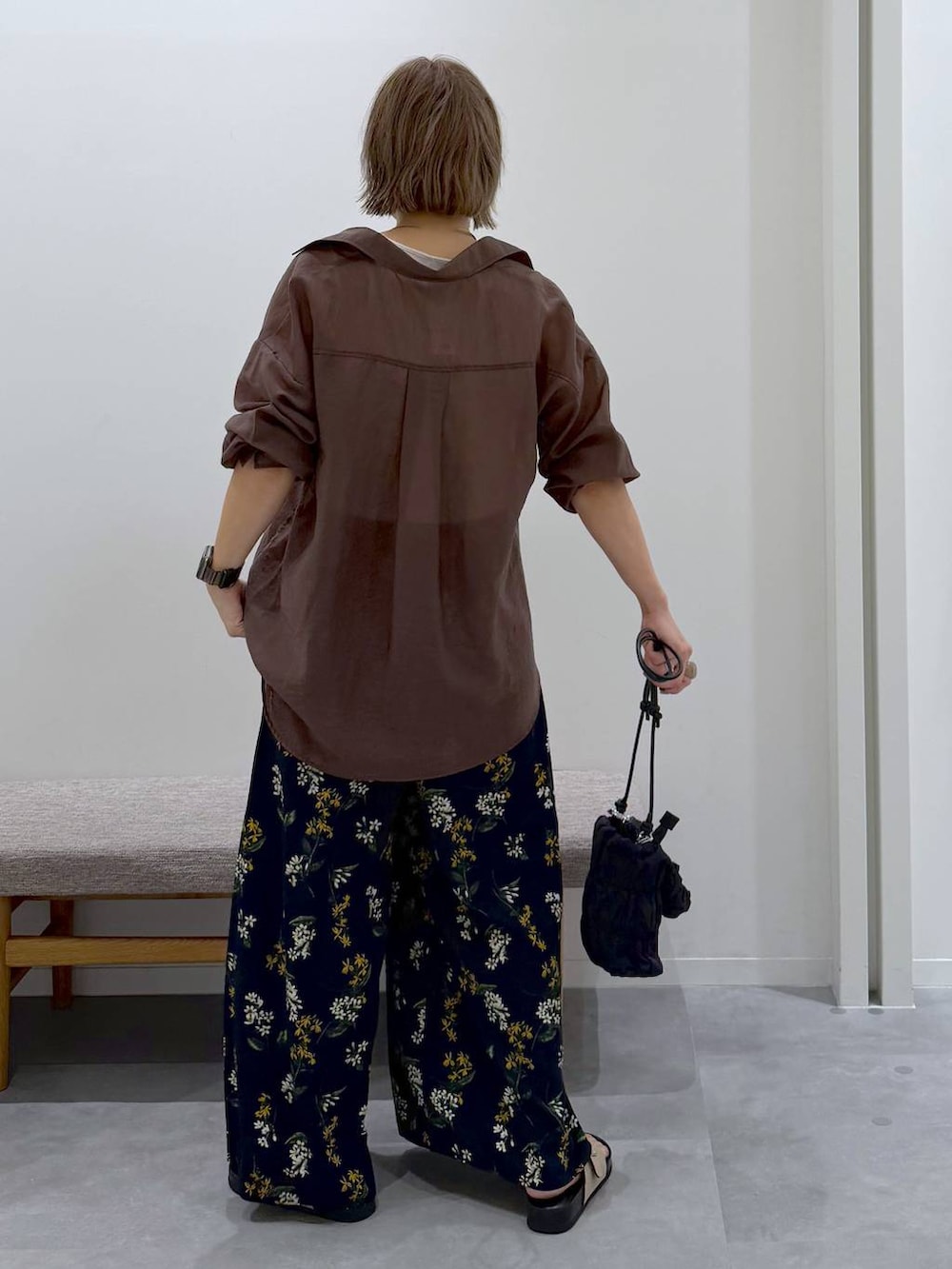 ブラック系のトートバッグ、ブルー系のその他パンツ、ブラウン系のシャツ/ブラウスを着用したレディースの夏コーディネートの4枚目の写真