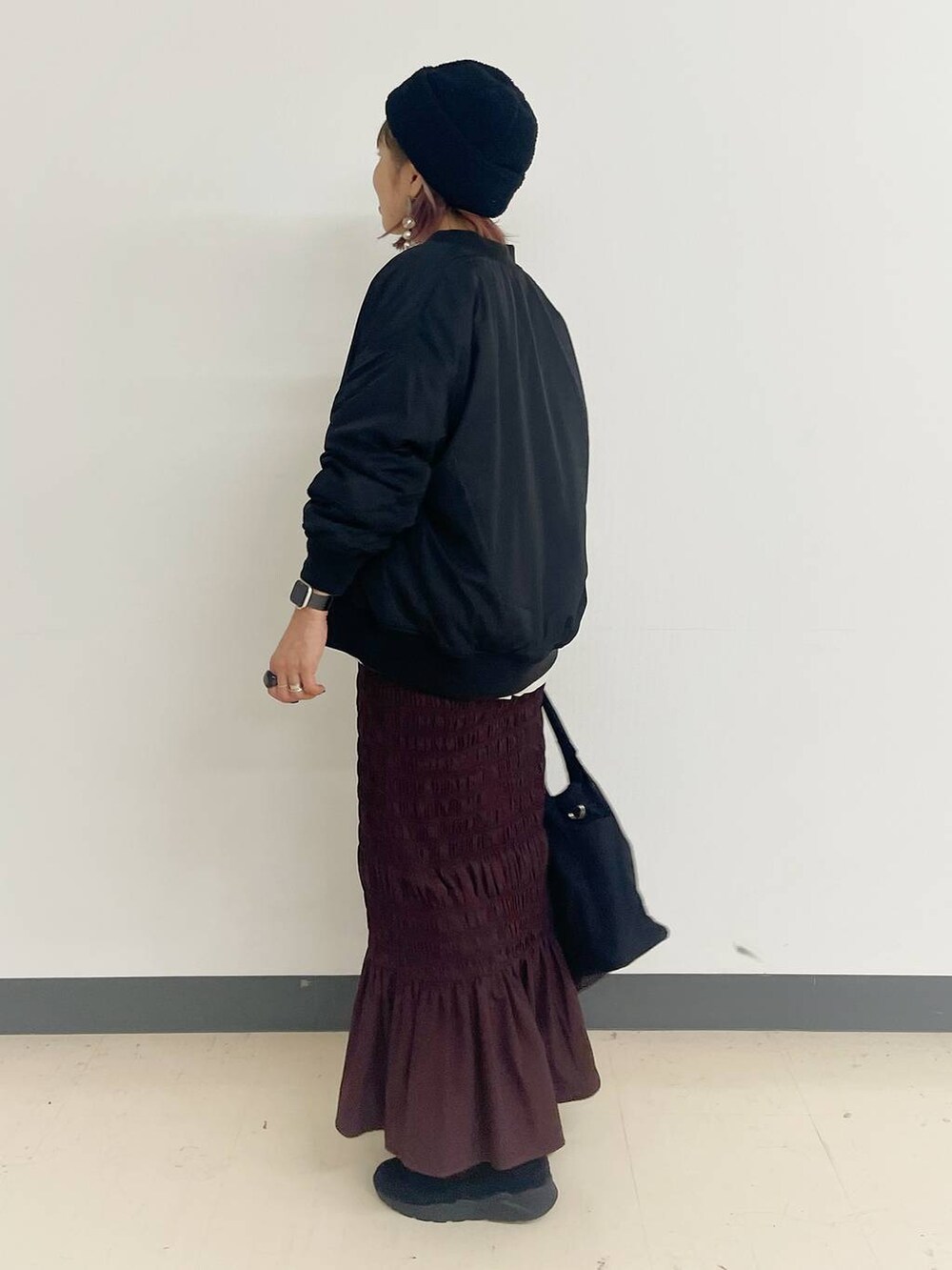 ブラック系のトートバッグ、ブラック系のブルゾン、ブラック系のブーツを着用したレディースの秋コーディネートの5枚目の写真