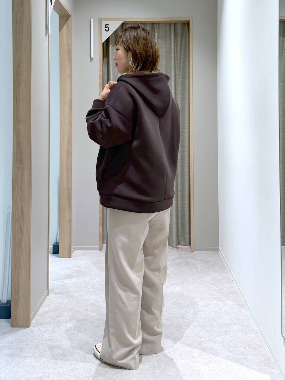 ベージュ系のその他パンツ、ブラウン系のパーカー、グレー系のTシャツ/カットソーを着用したレディースの冬コーディネートの3枚目の写真