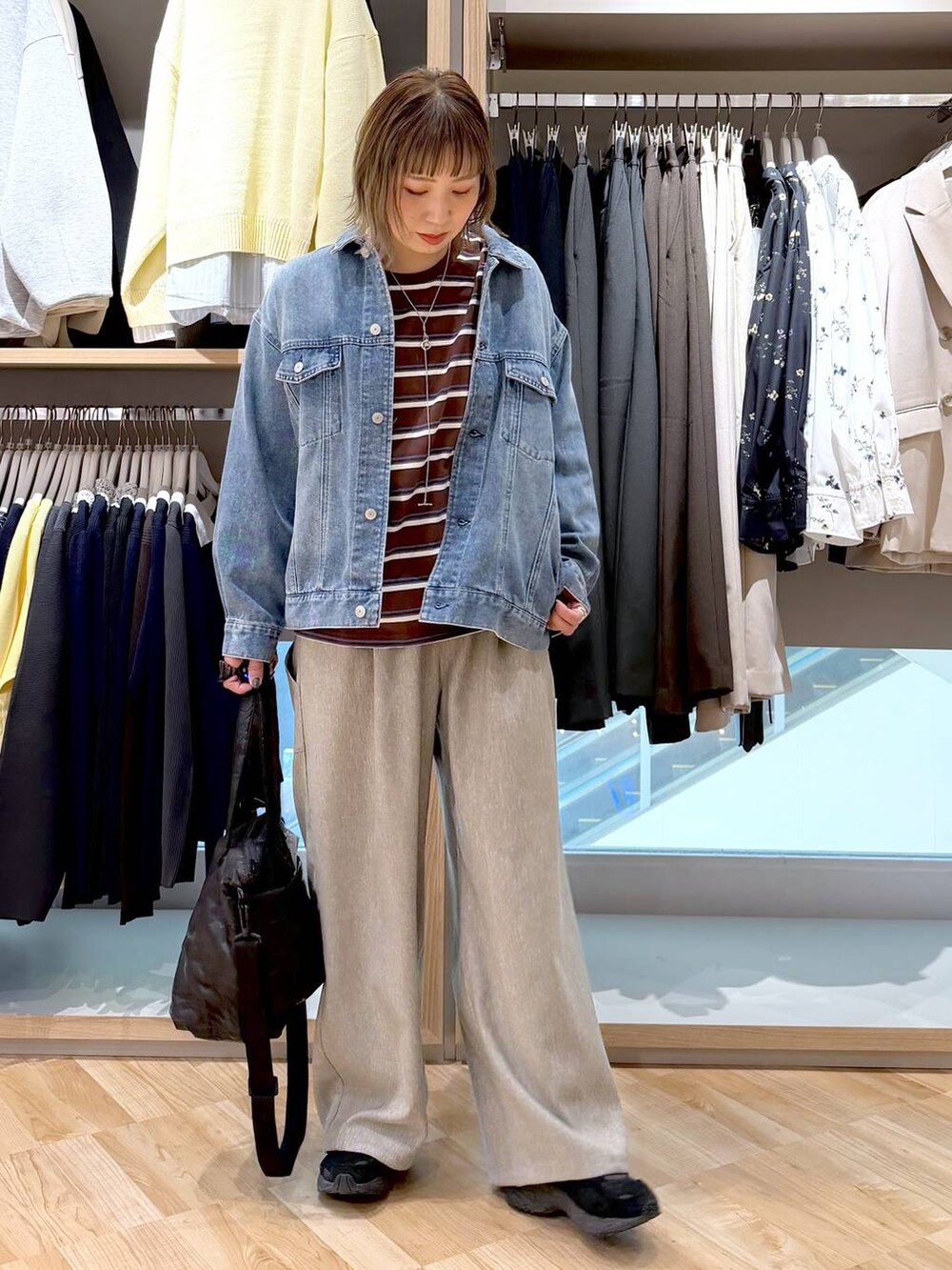 ブルー系のデニムジャケット、ブラウン系のTシャツ/カットソーを着用したレディースの冬コーディネートの6枚目の写真