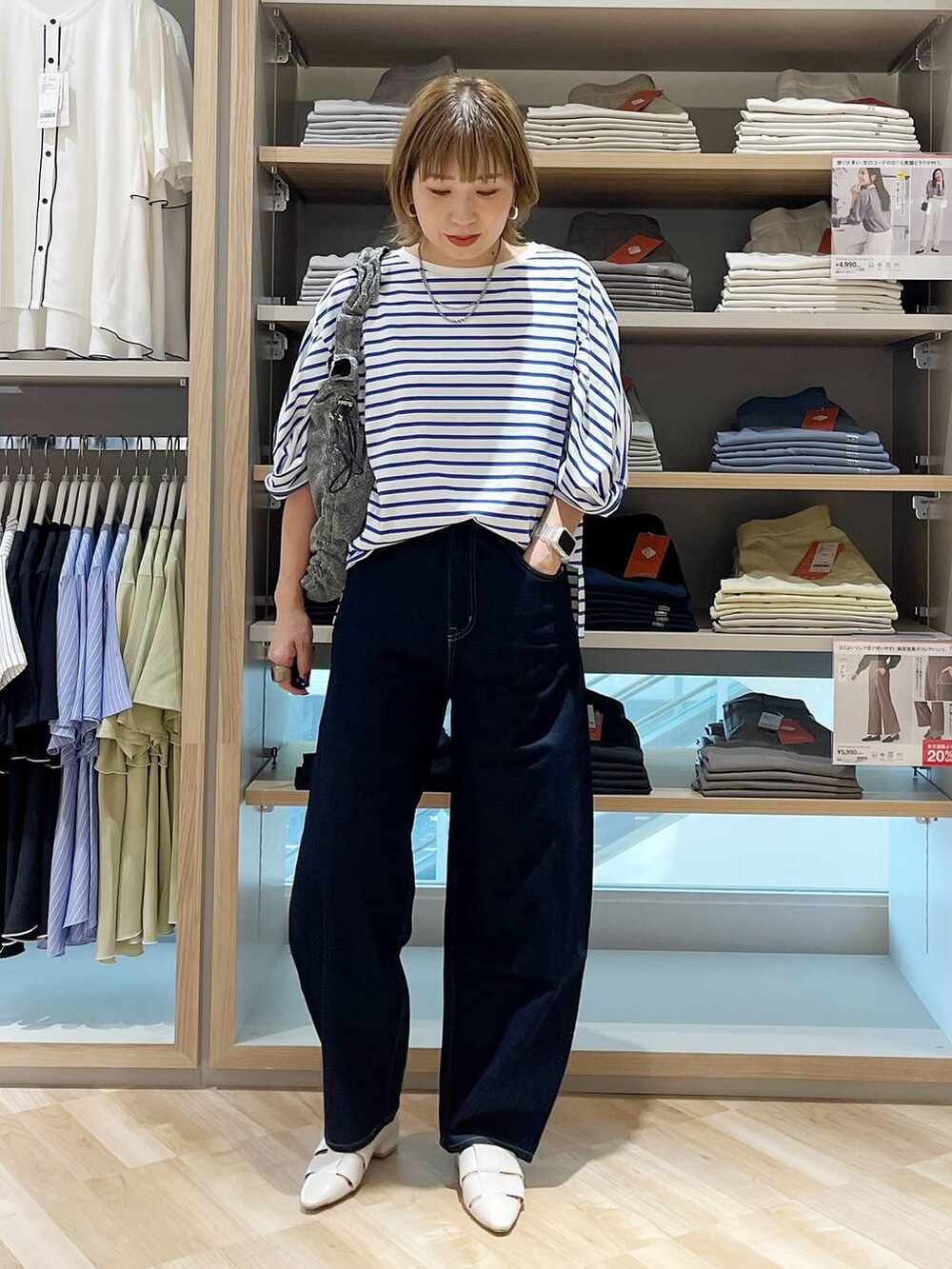 「ベーシック/シンプル、着痩せ・細見え、カジュアル、GLOBAL WORK、ママコーデ、GOOD DENIM_GLOBAL WORK」｜「GLOBAL WORKのラメシャーリング3WAYショルダー/120753（ショルダーバッグ、ブラック系）」を使った、kusuko1103さん（レディース・163cm）の春コーディネートの4枚目の写真
