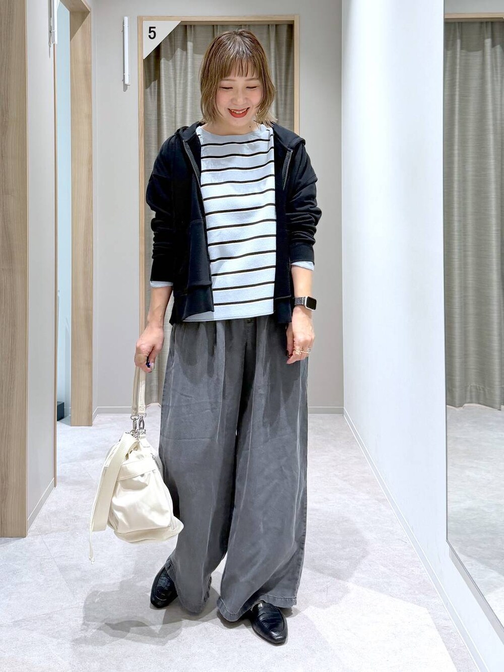 ブラック系のその他シューズ、ホワイト系のショルダーバッグ、ブルー系のニット/セーターを着用したレディースの春コーディネートの5枚目の写真